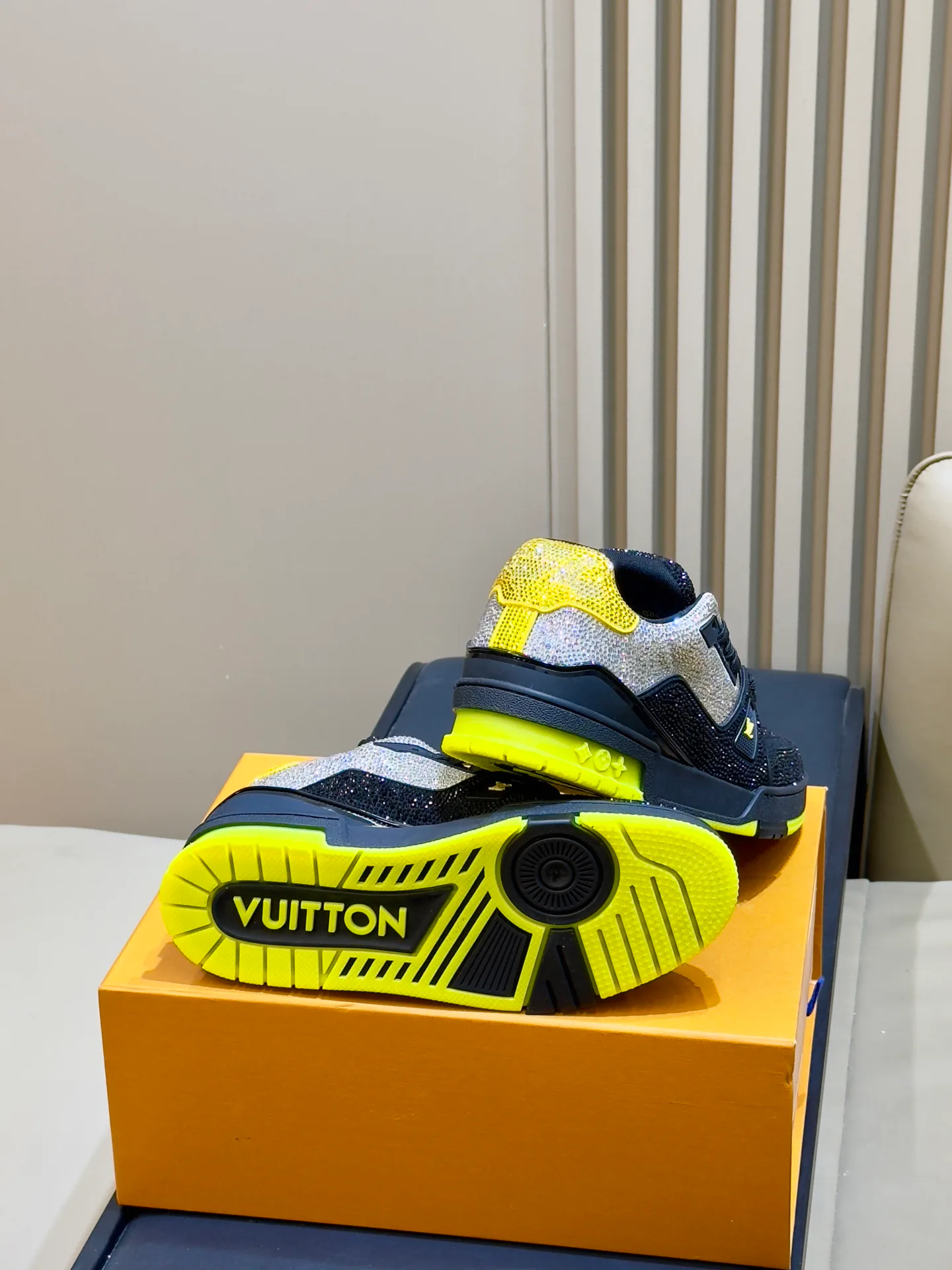 Кроссовки Женские Louis Vuitton 18073554