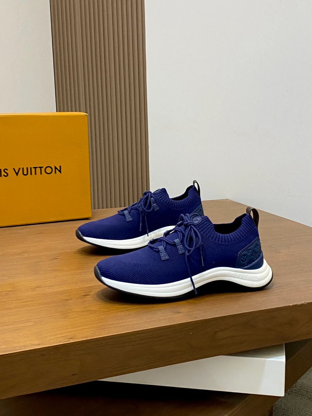 Кроссовки Женские Louis Vuitton 18749234