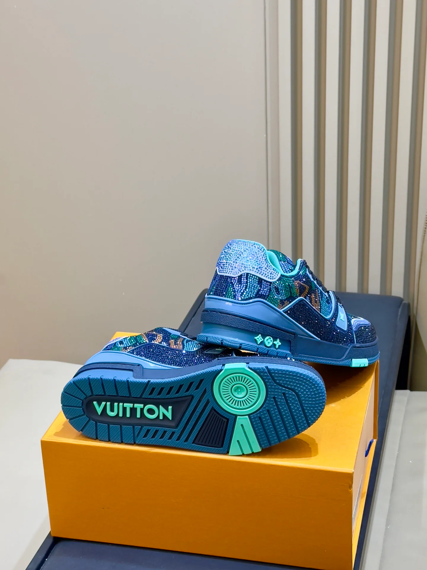 Кроссовки Женские Louis Vuitton 18073556