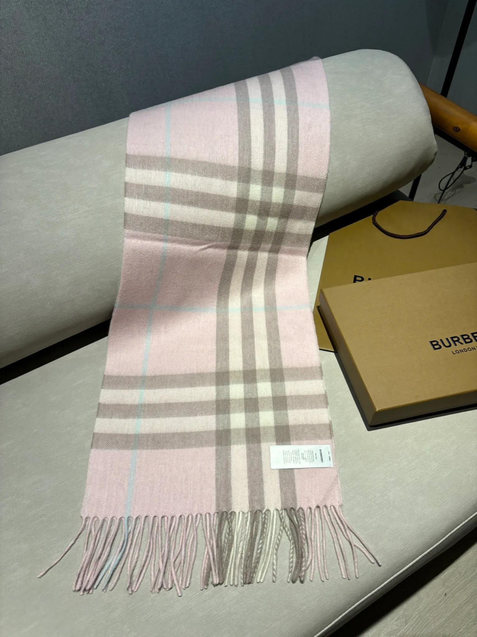 Шарфы Burberry 18507479