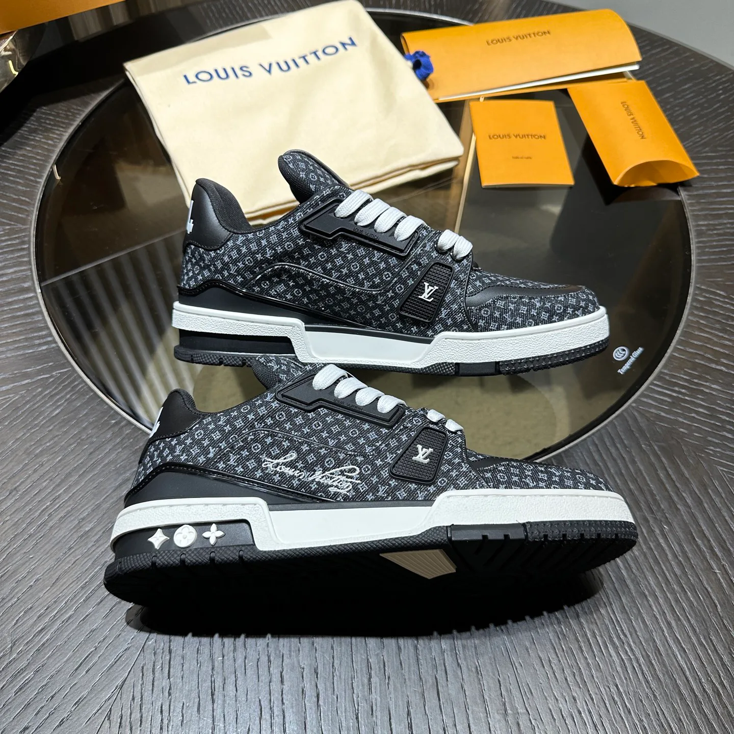 Кроссовки Женские Louis Vuitton 19033246