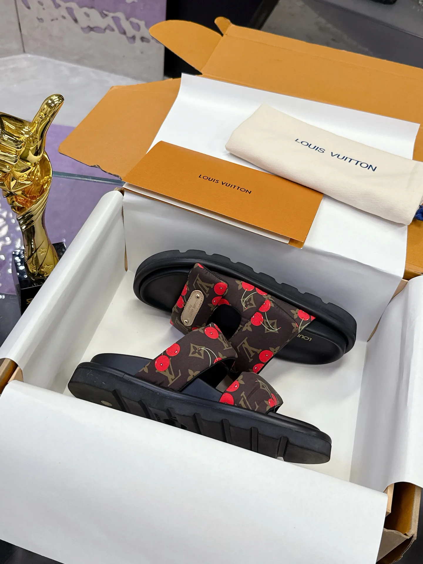 Шлепанцы Женские Louis Vuitton 17530461