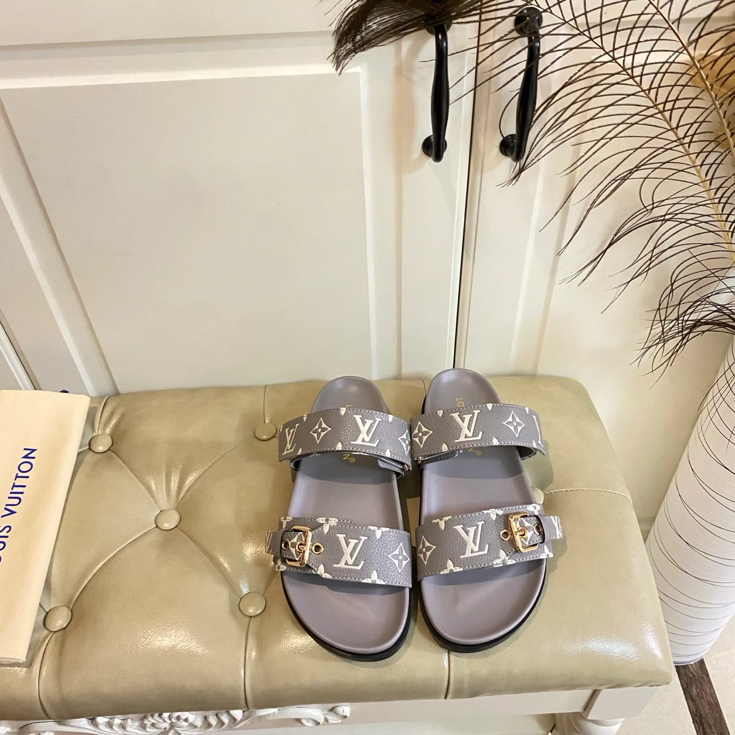 Шлепанцы Женские Louis Vuitton 25012