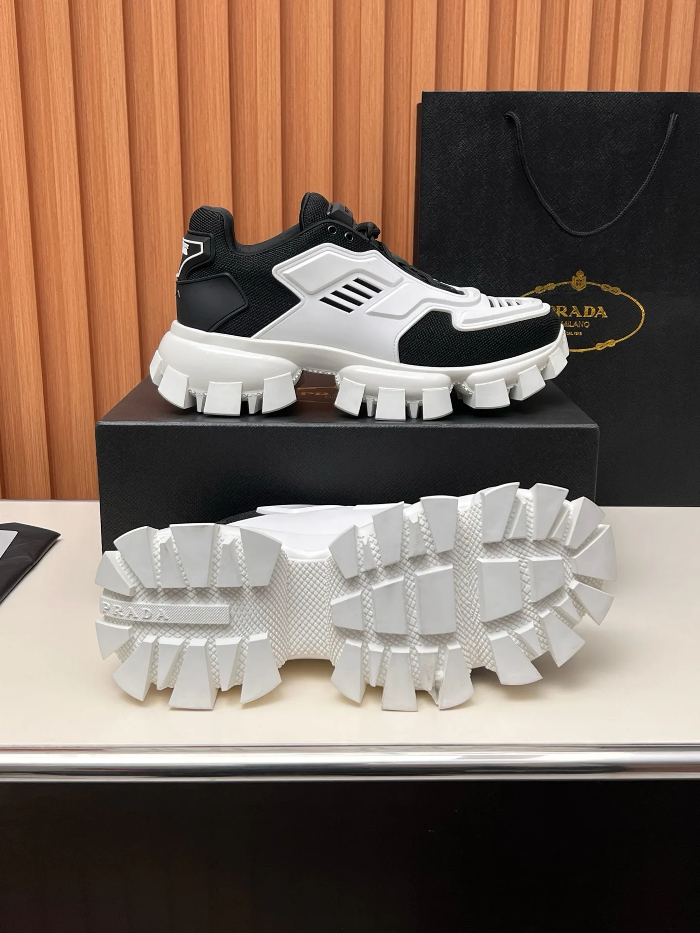 Кроссовки Женские Prada 17955143