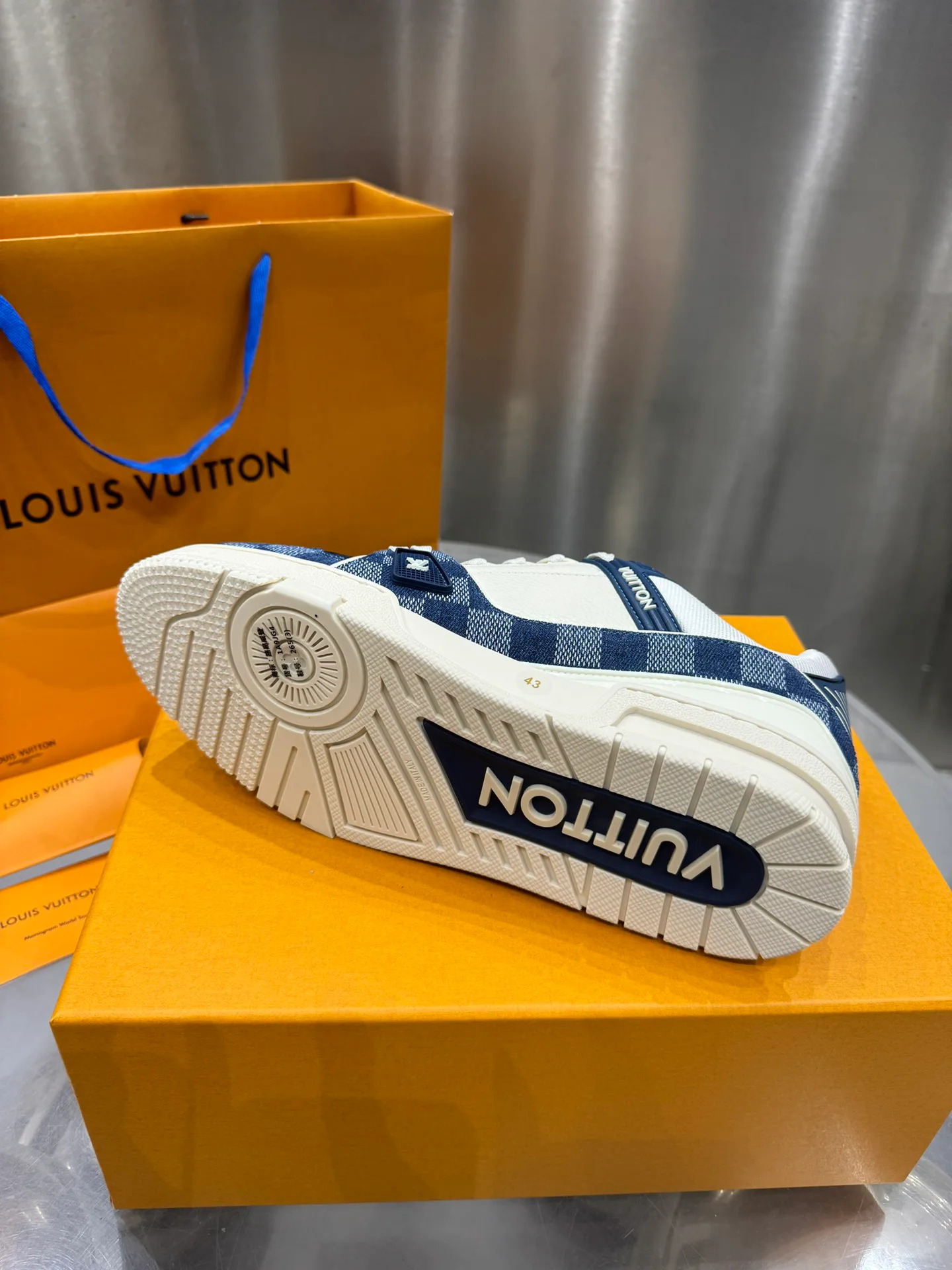 Кроссовки Женские Louis Vuitton 19073368