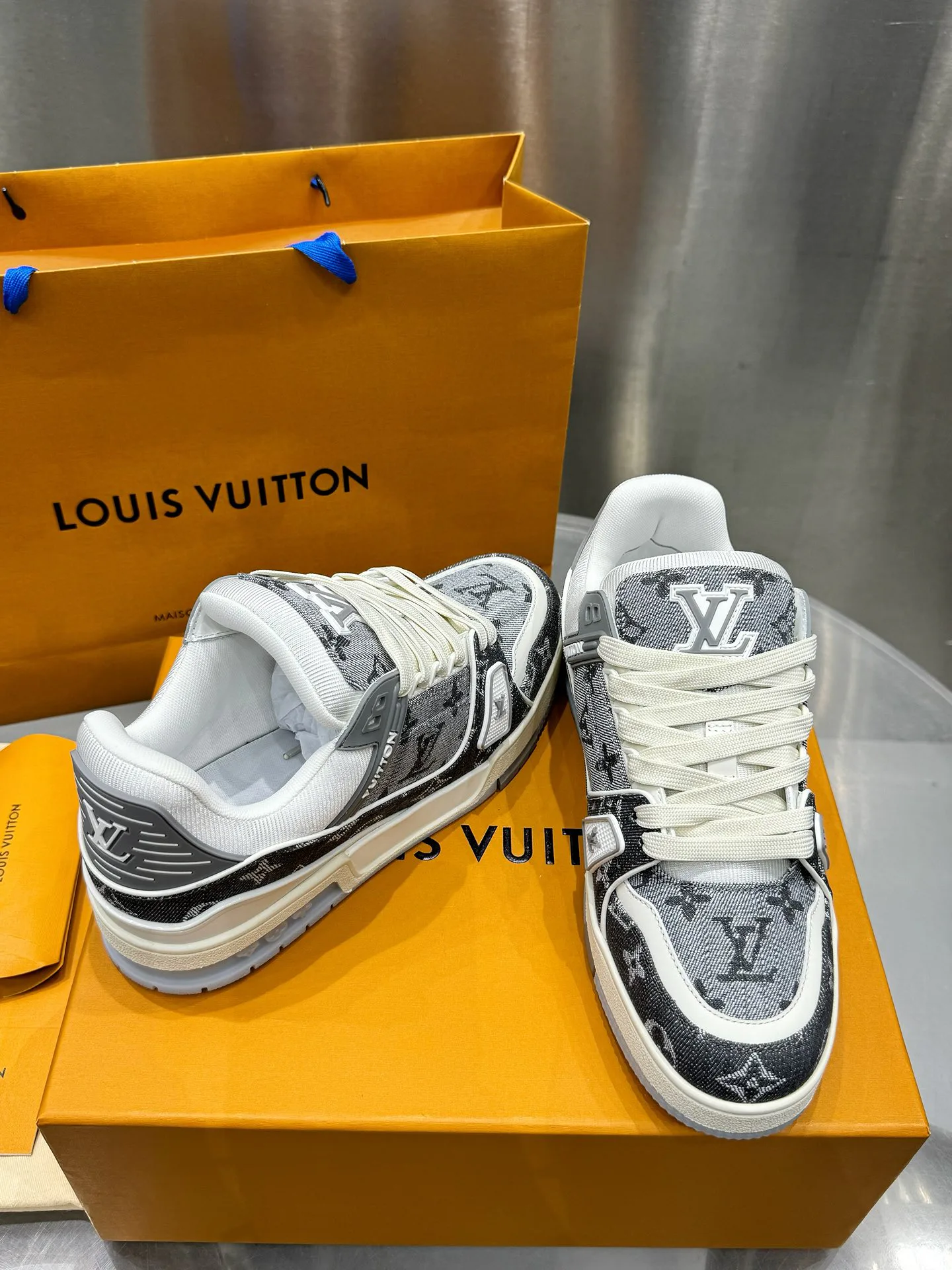 Кроссовки Женские Louis Vuitton 19073357