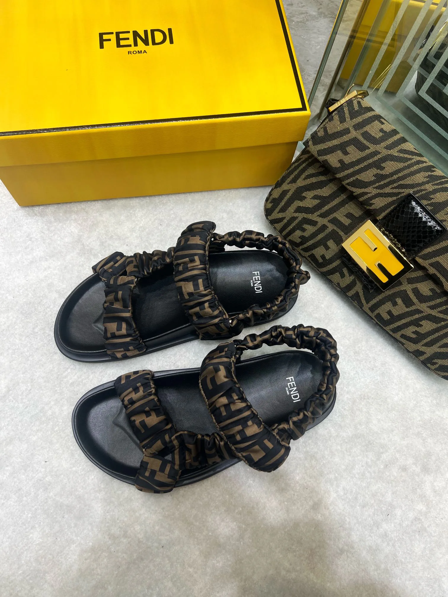 Сандалии Женские Fendi 22517