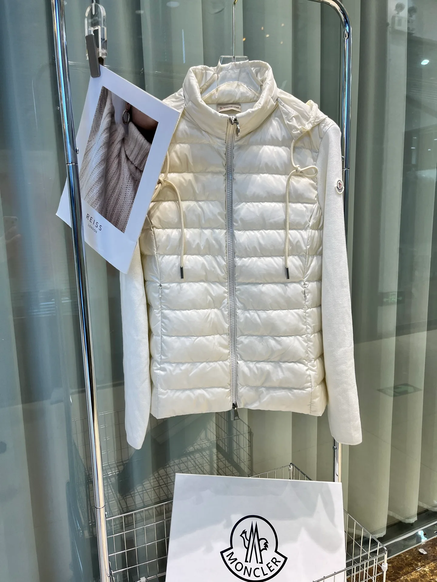 Куртки И Пуховики Женские Moncler 18204180