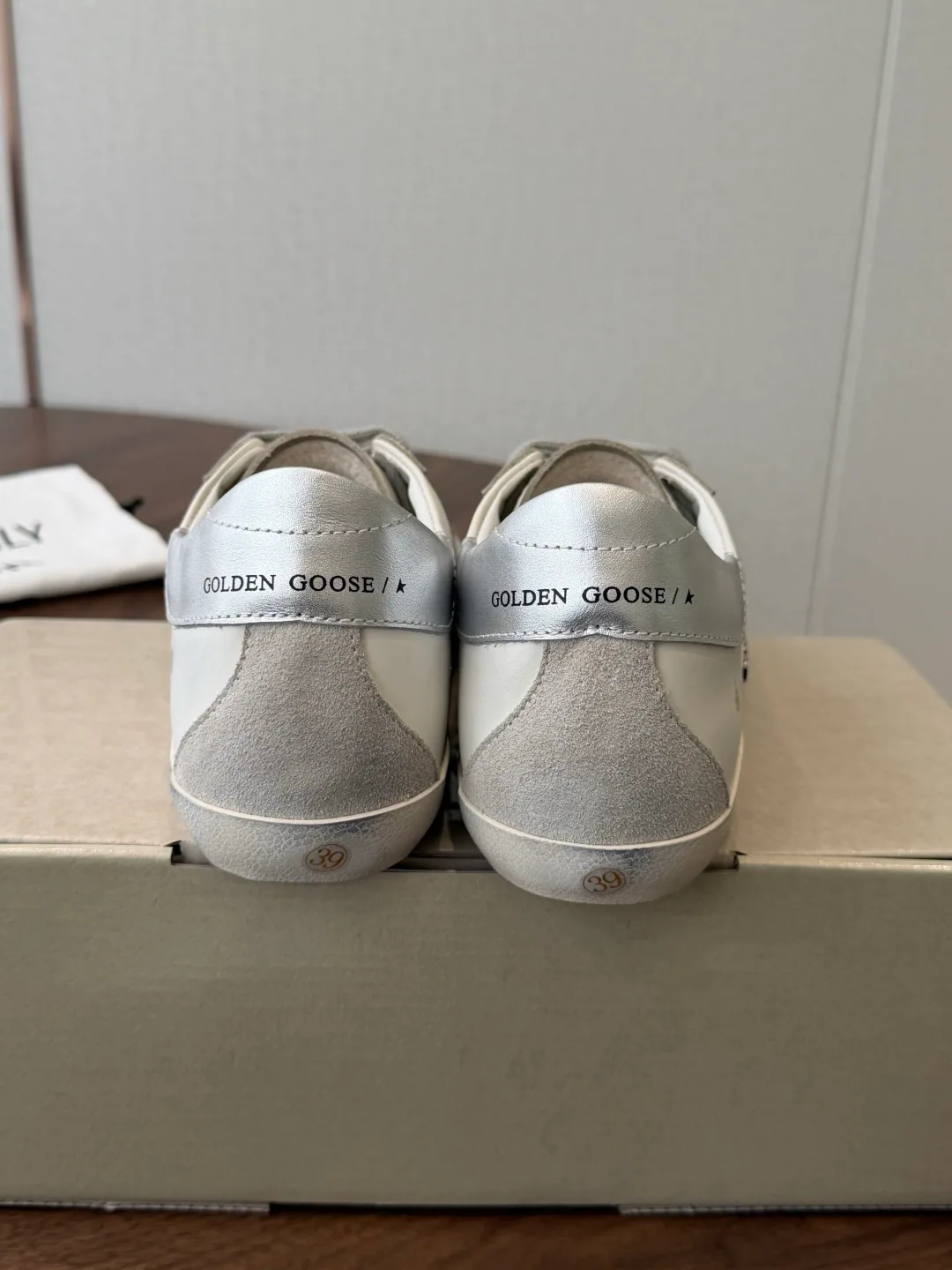 Кроссовки Женские Golden Goose 19253414