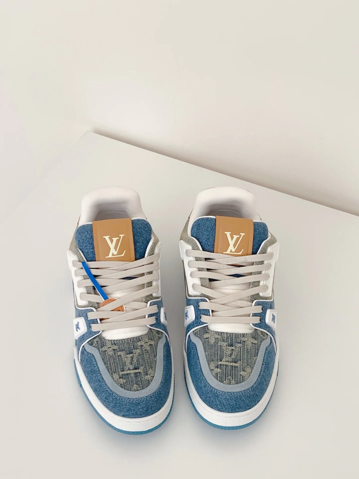 Кроссовки Женские Louis Vuitton 18375881