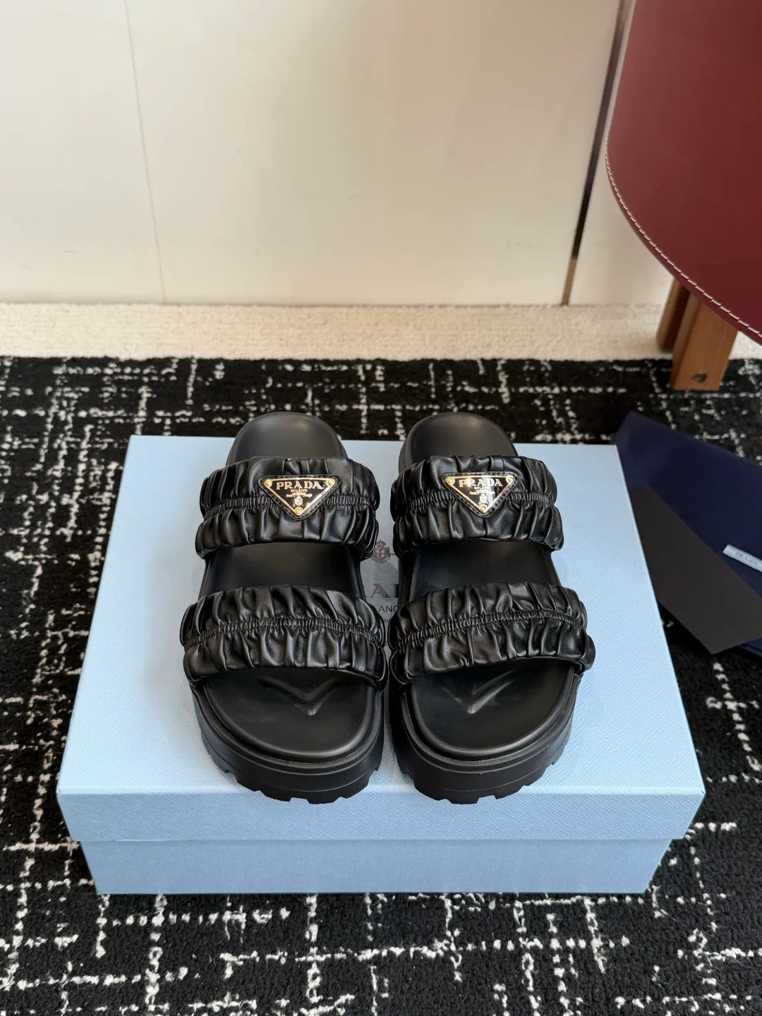 Шлепанцы Женские Prada 13559228