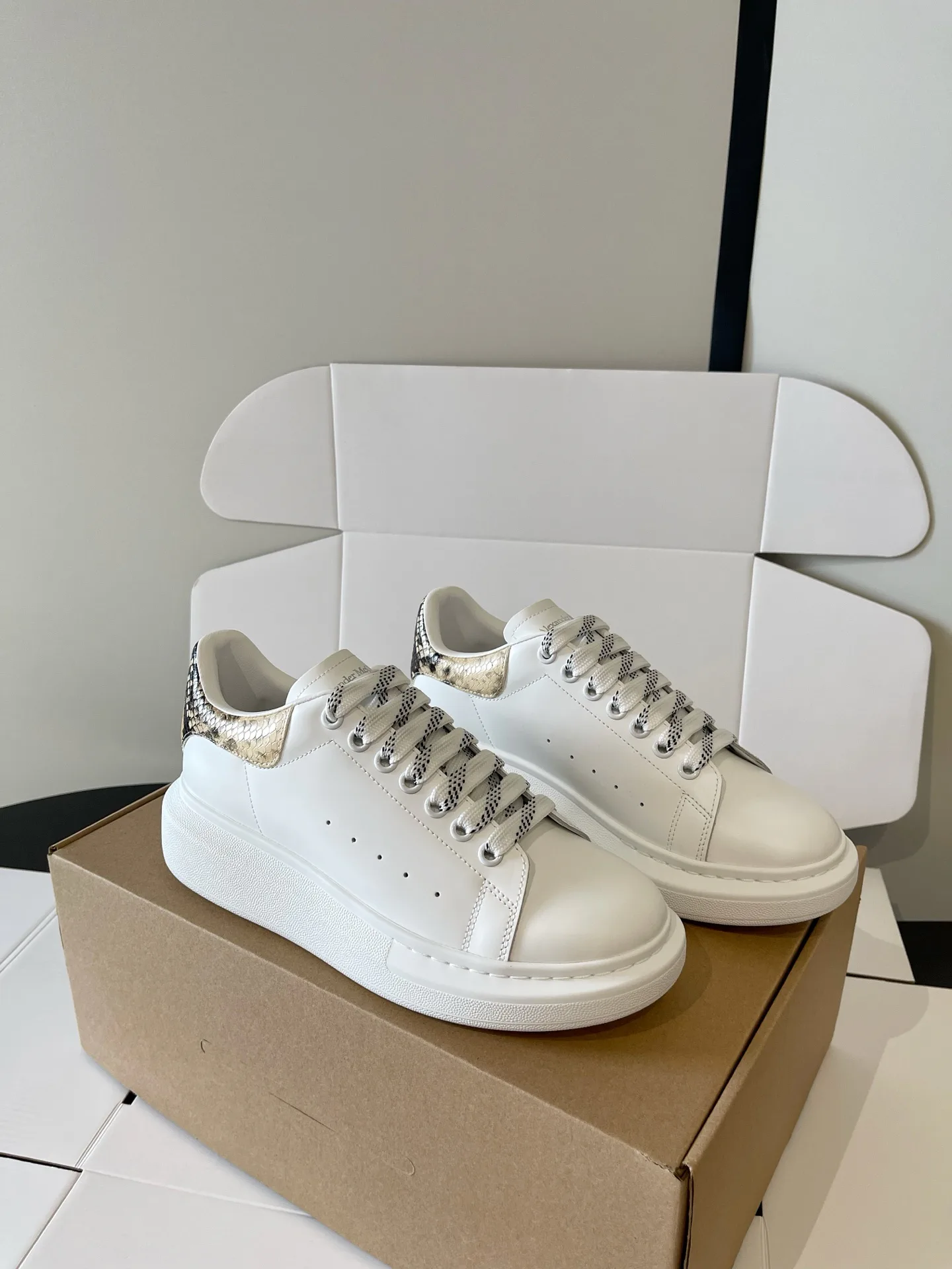Кроссовки Женские Alexander Mcqueen 17898872