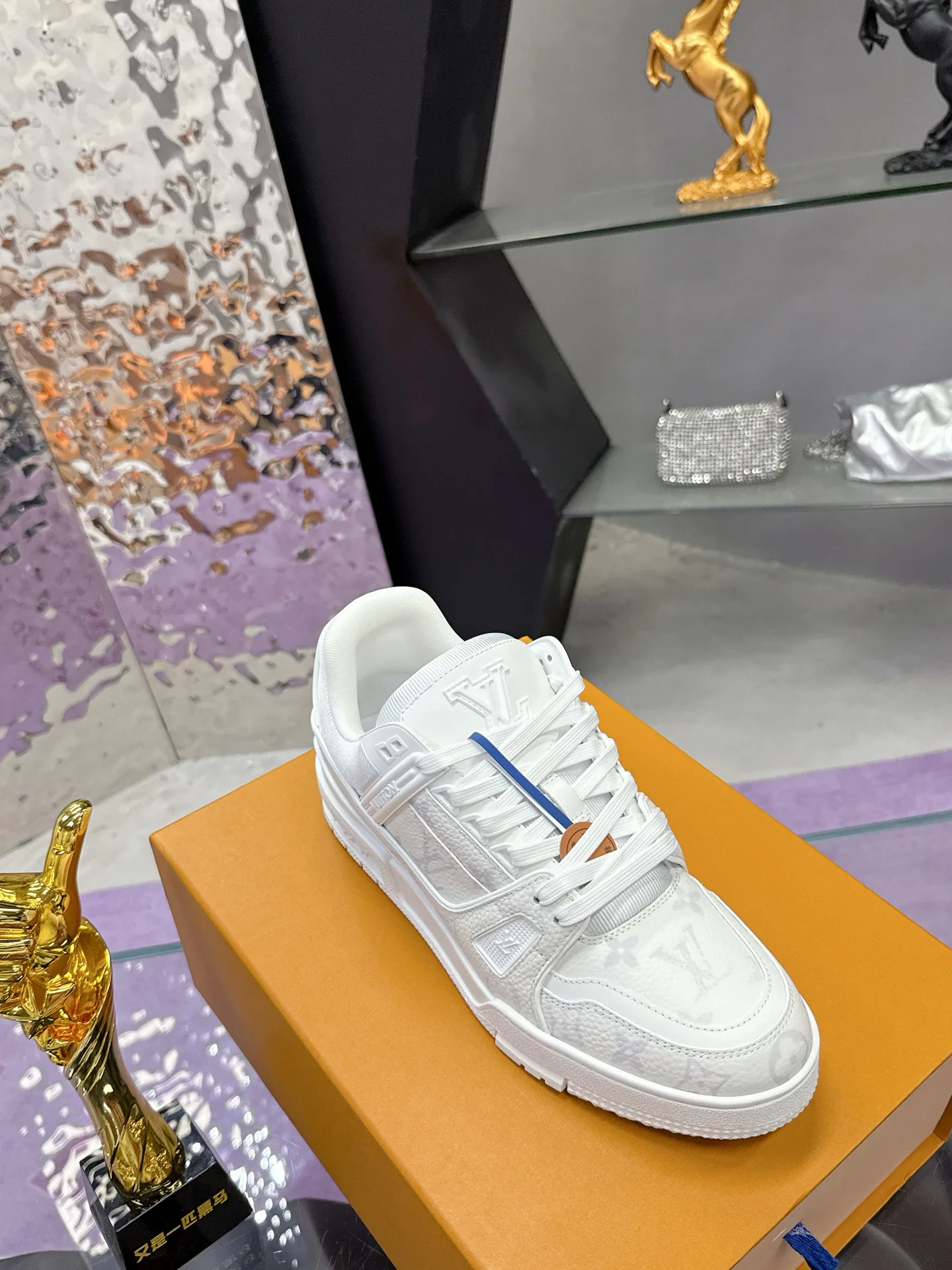 Кроссовки Женские Louis Vuitton 18104020