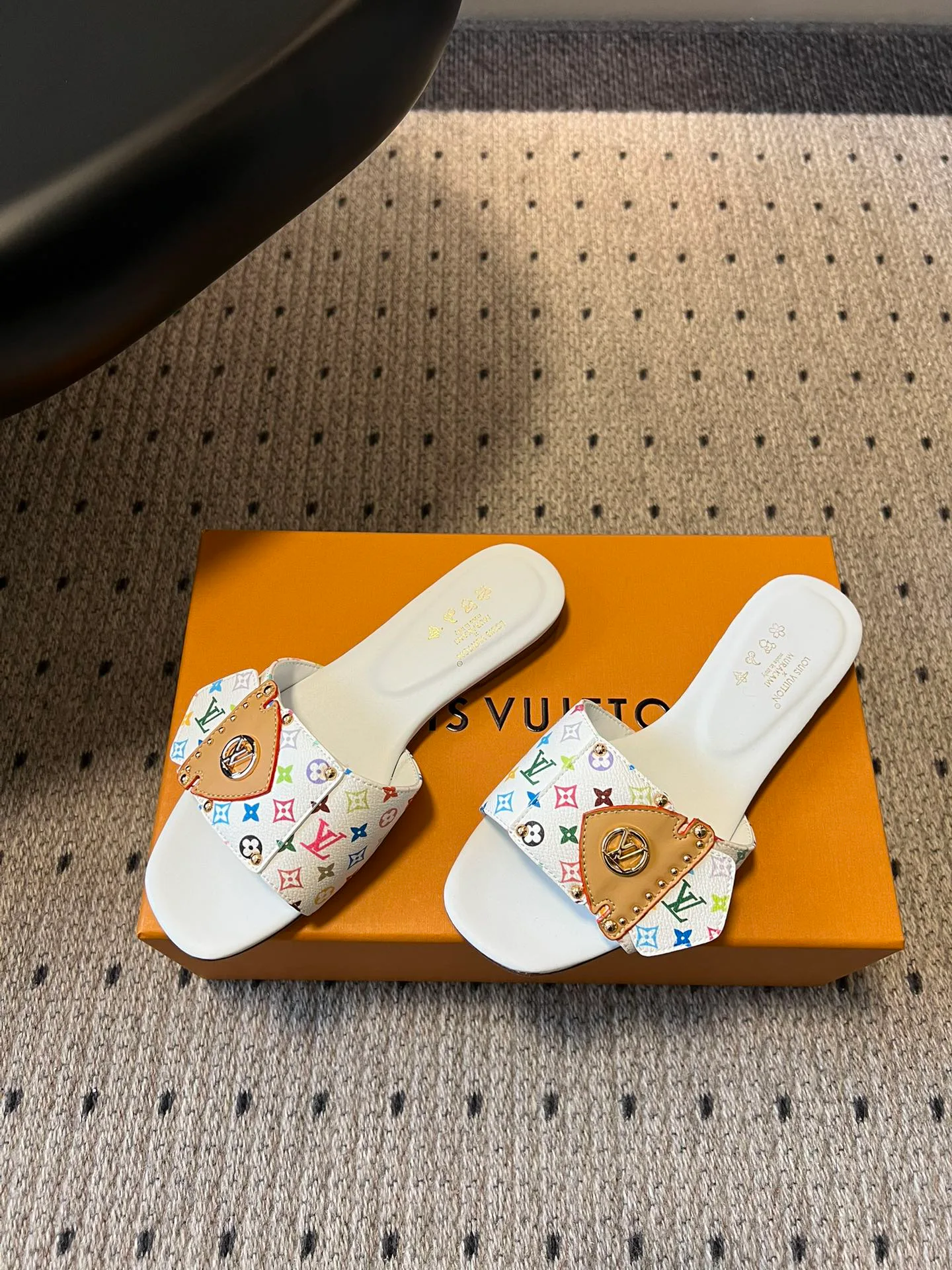 Шлепанцы Женские Louis Vuitton 12697568