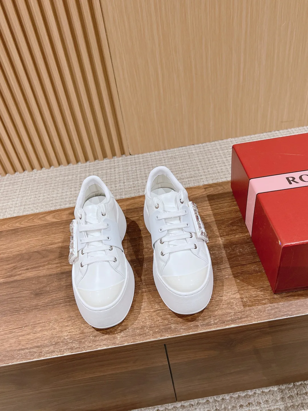 Кроссовки Женские Roger Vivier 18676632