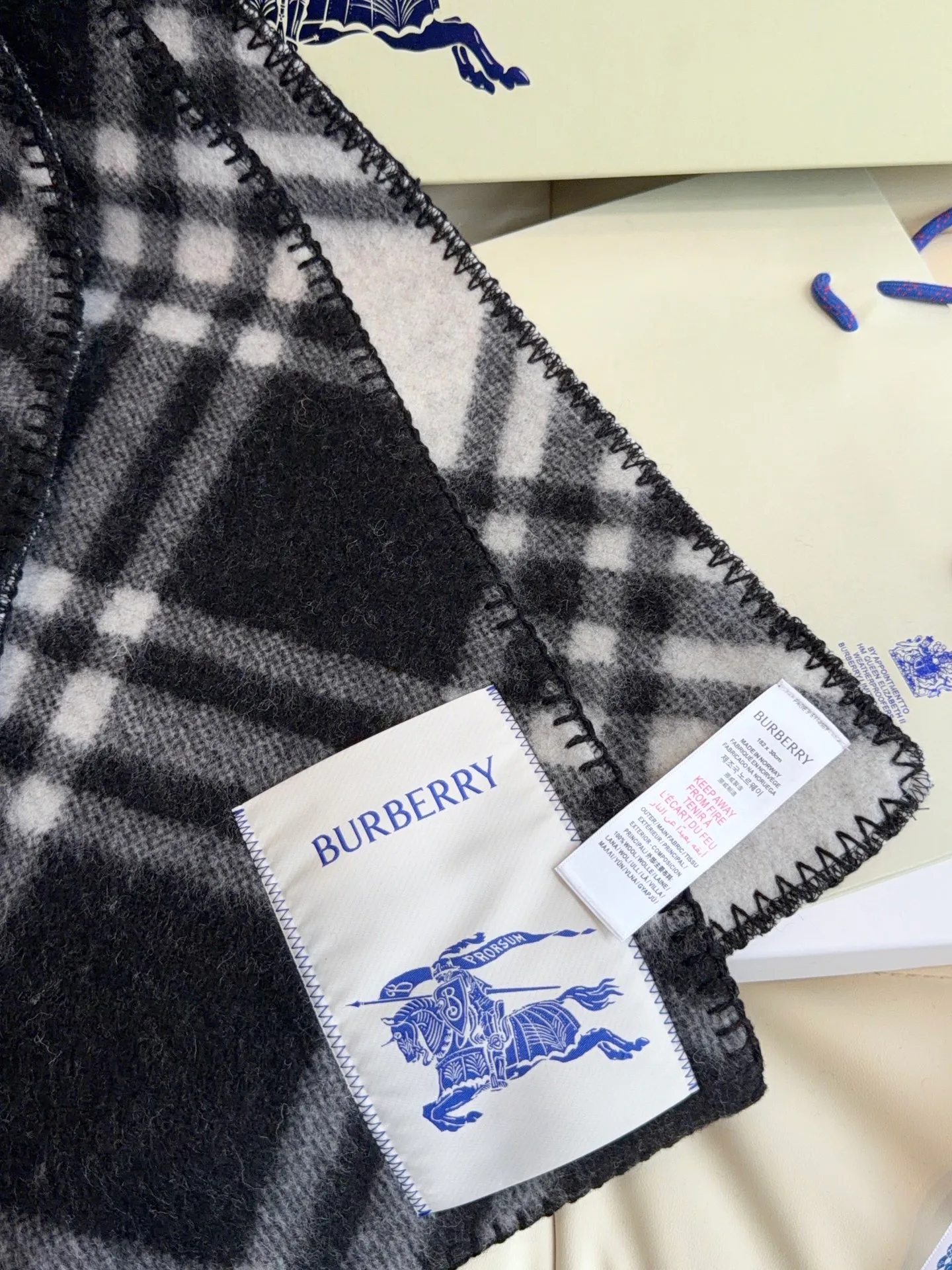 Шарфы Burberry 18104960