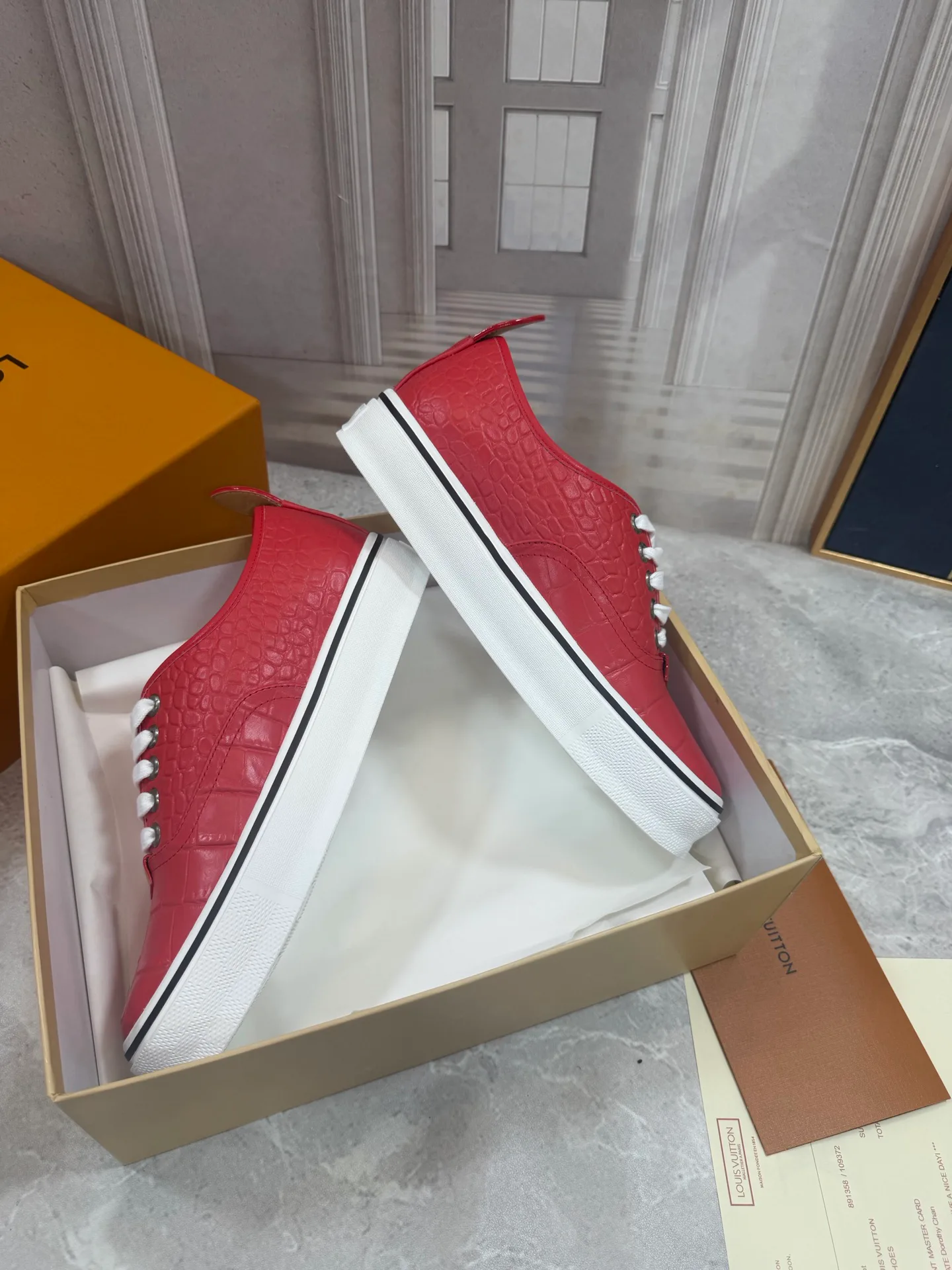 Кроссовки Женские Louis Vuitton 18190054