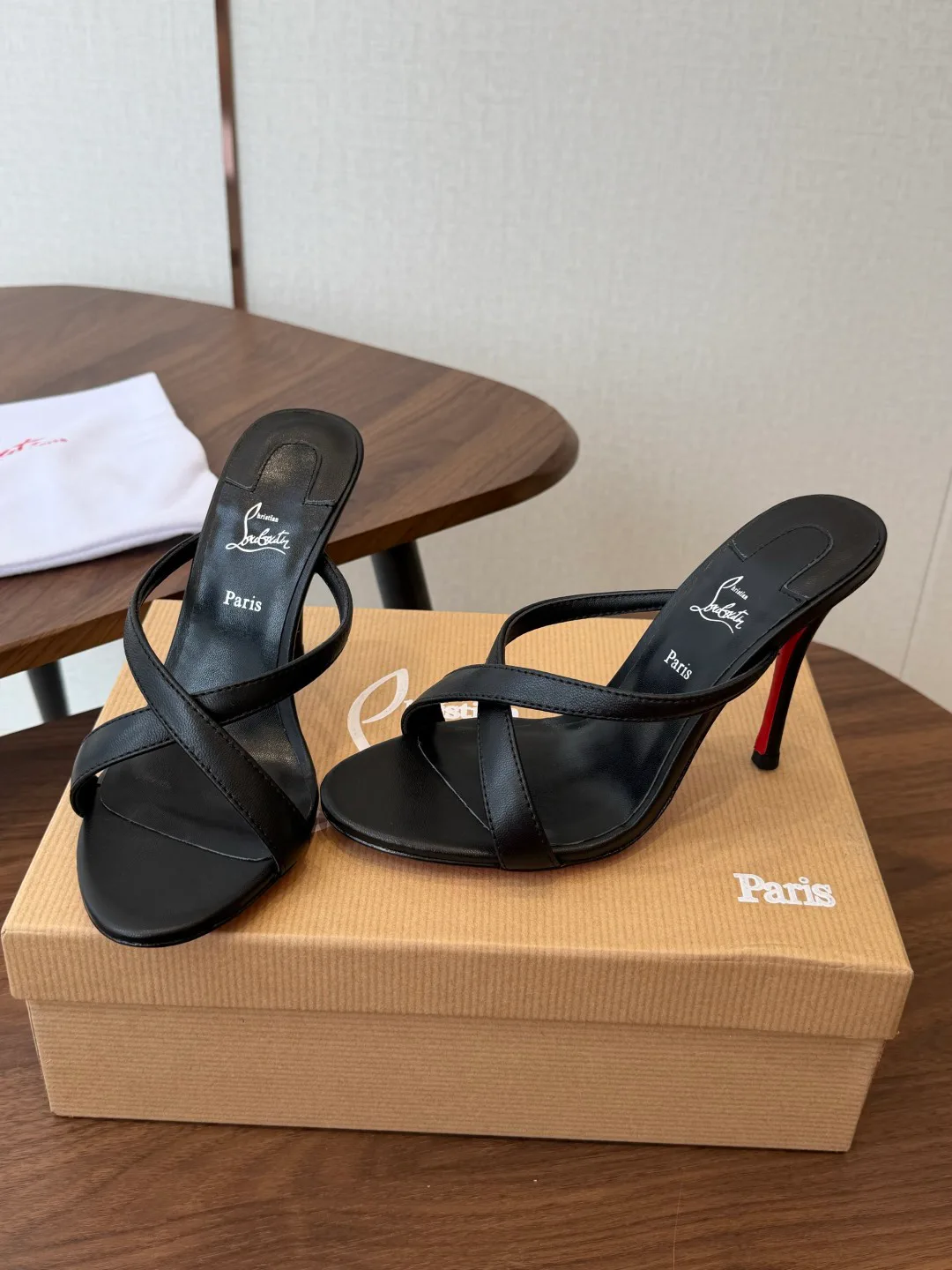 Босоножки Женские Christian Louboutin 18183094