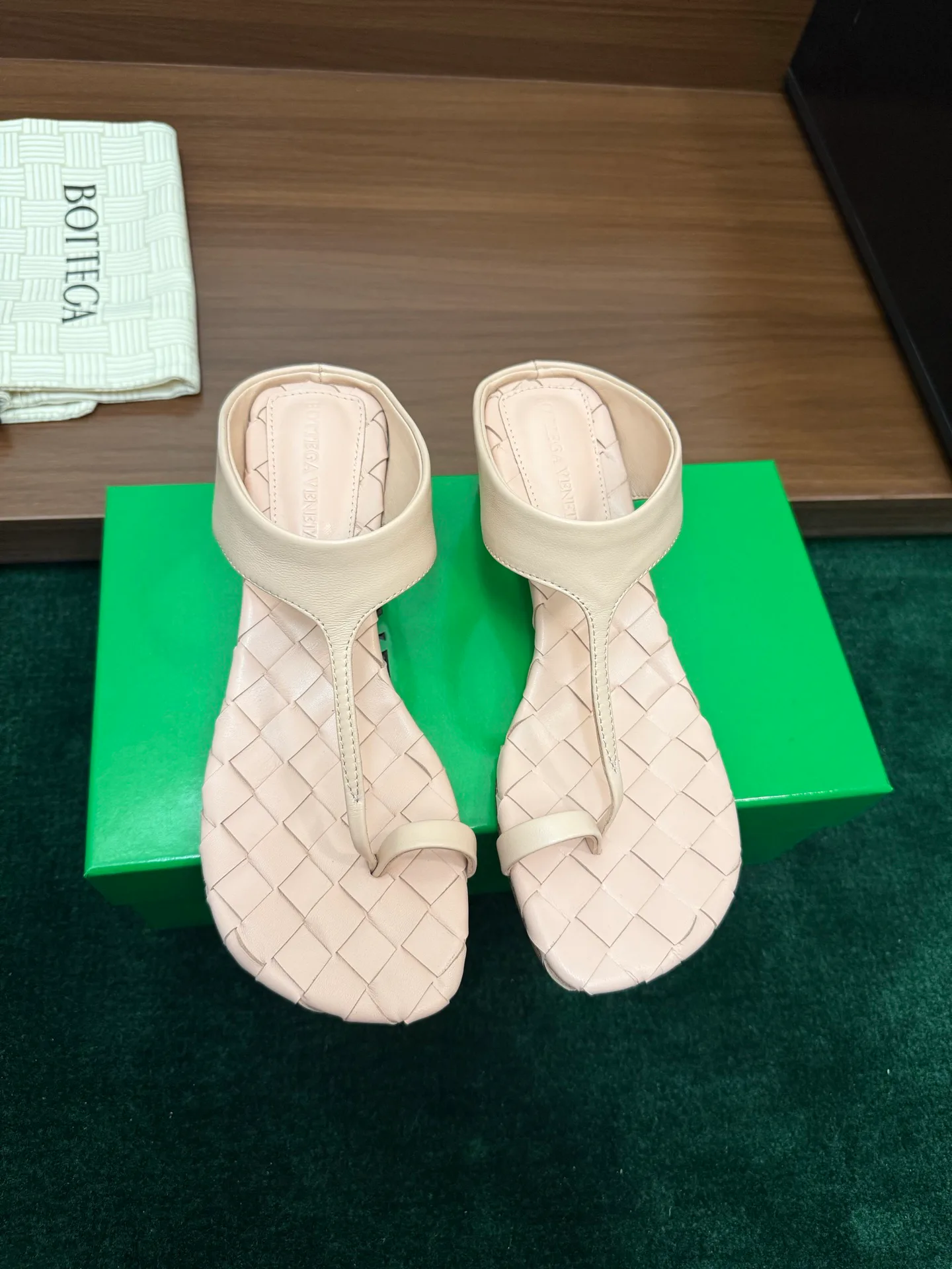 Шлепанцы Женские Bottega Veneta 17386153