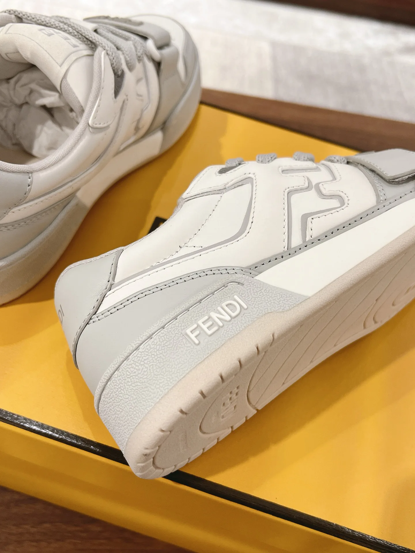 Кроссовки Женские Fendi 18219541