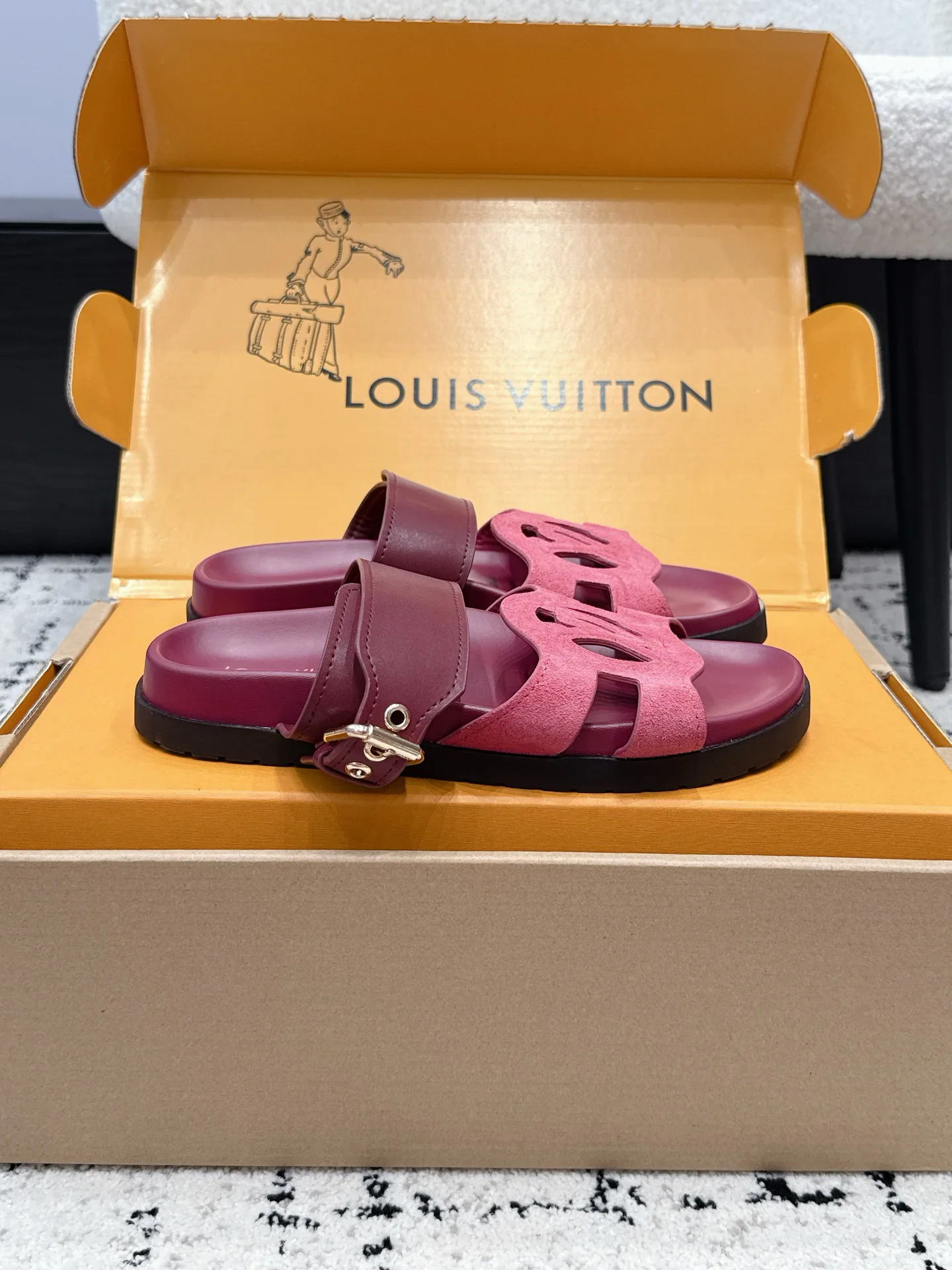 Шлепанцы Женские Louis Vuitton 17522788