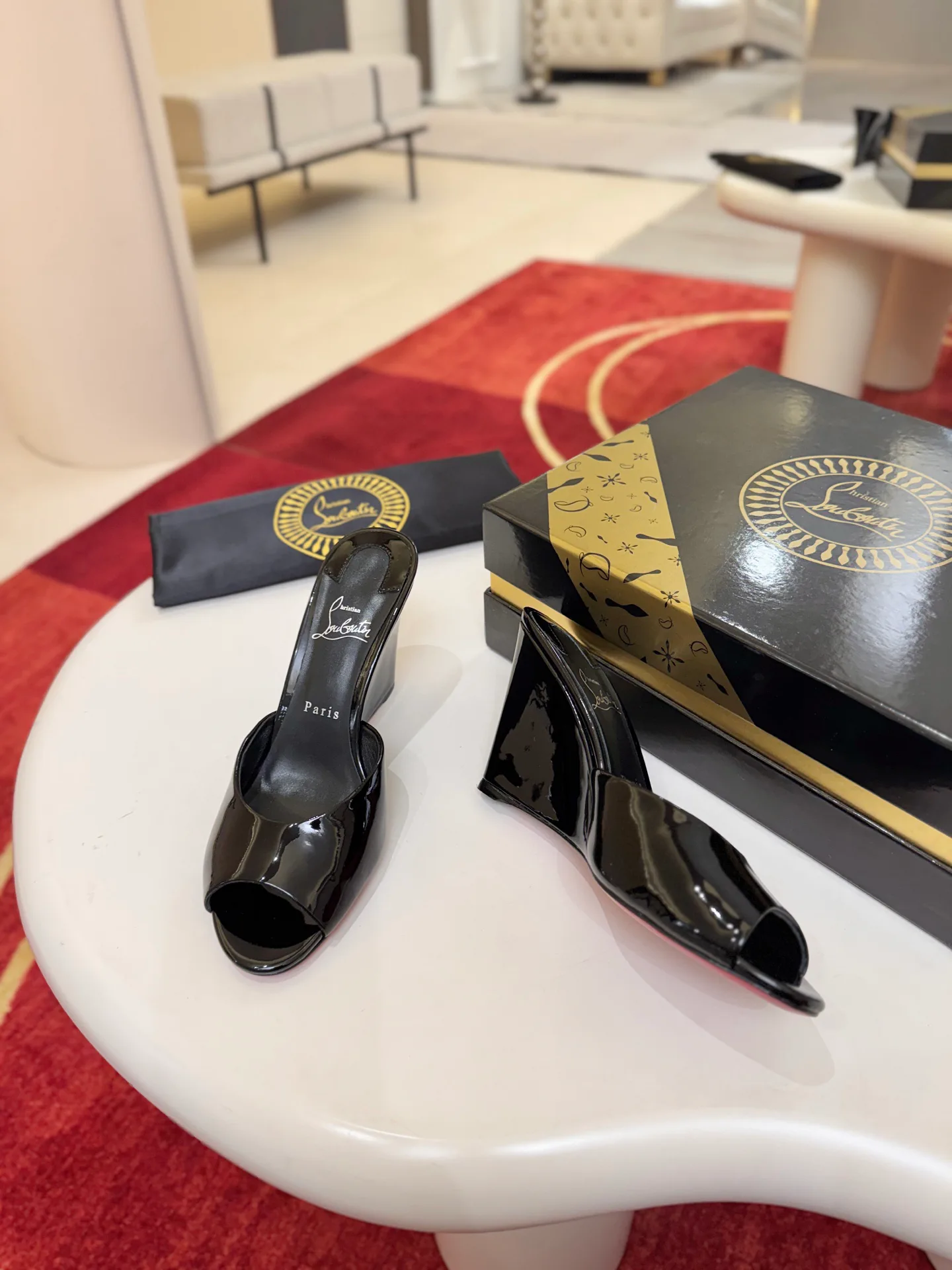 Босоножки Женские Christian Louboutin 18500932