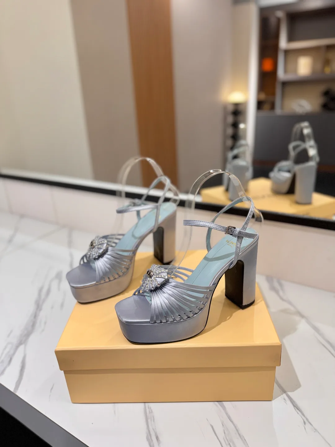 Босоножки Женские Valentino 18134892