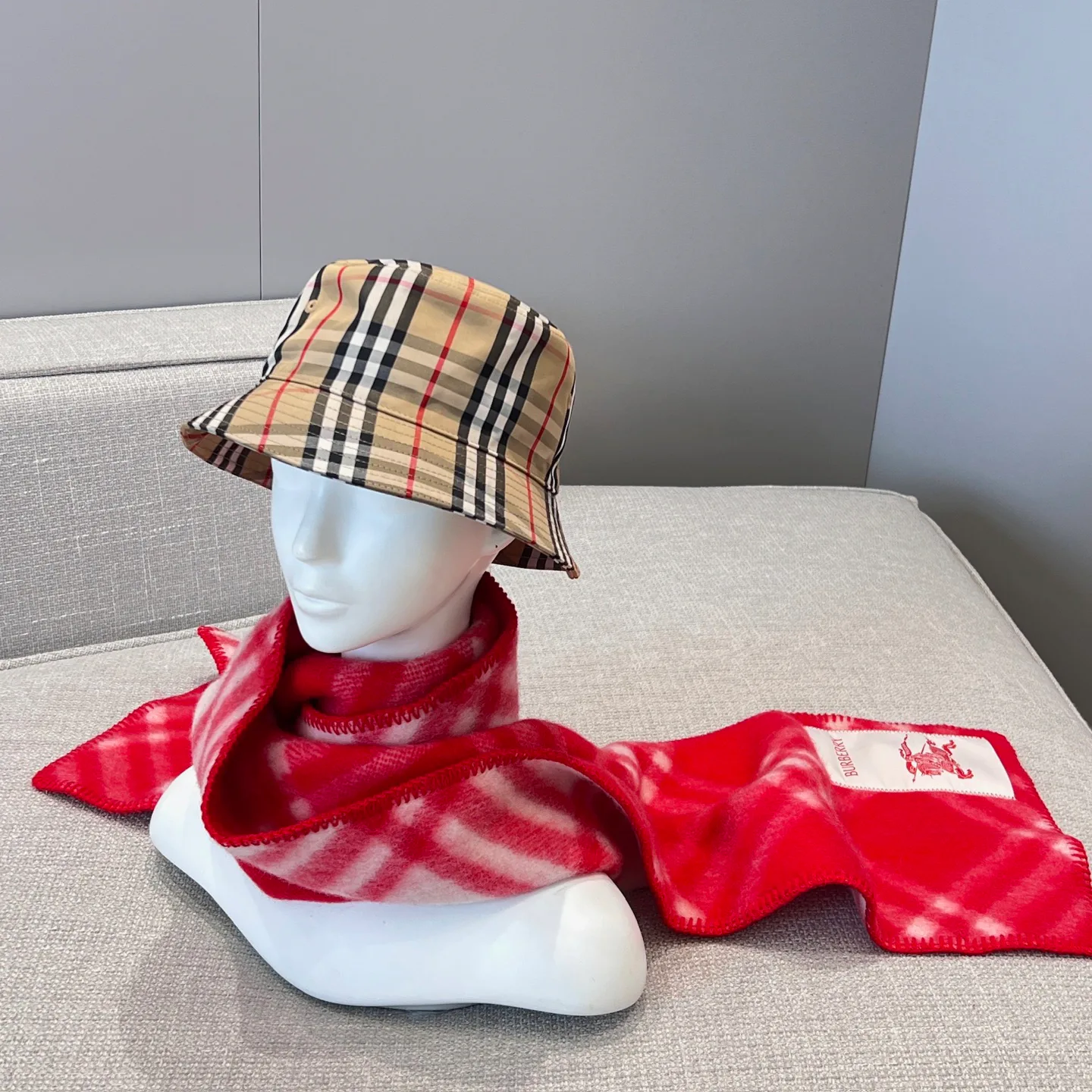 Шарфы Burberry 17945203