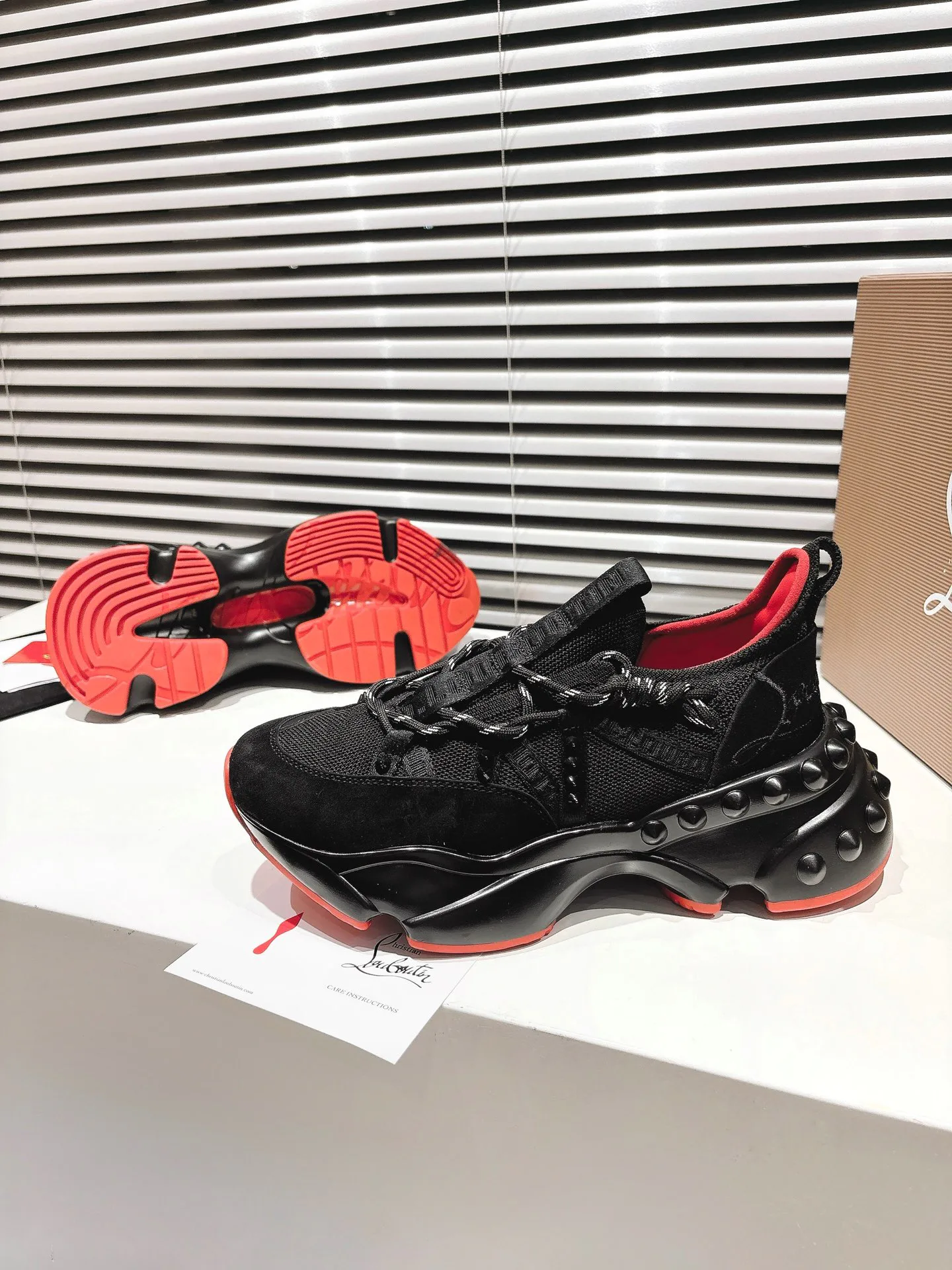 Кроссовки Женские Christian Louboutin 18835381