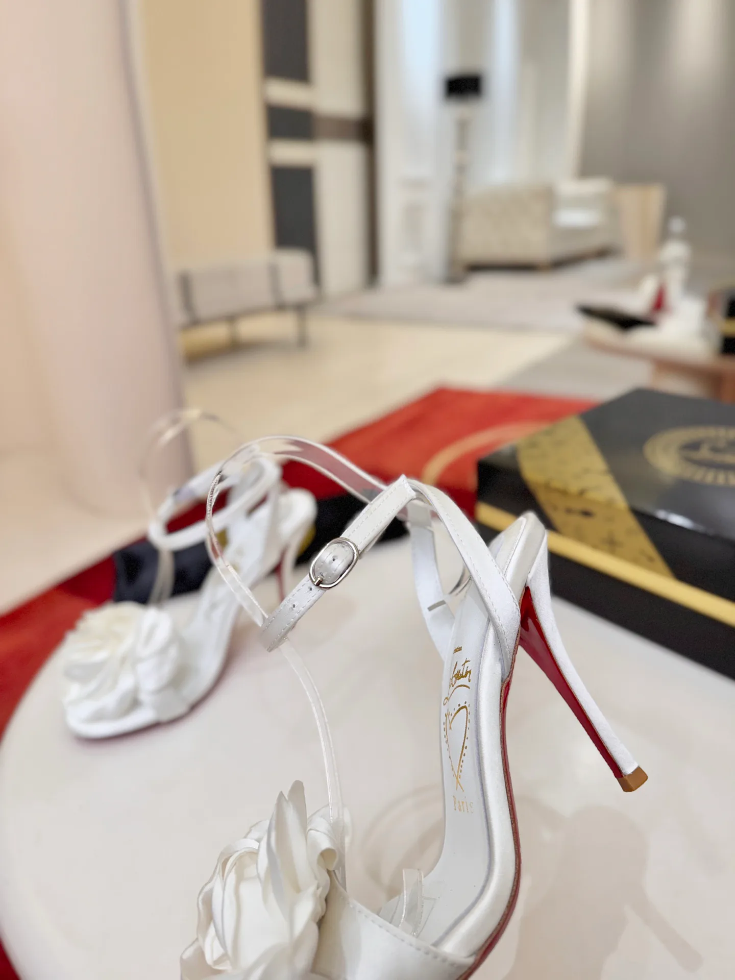 Босоножки Женские Christian Louboutin 18275832