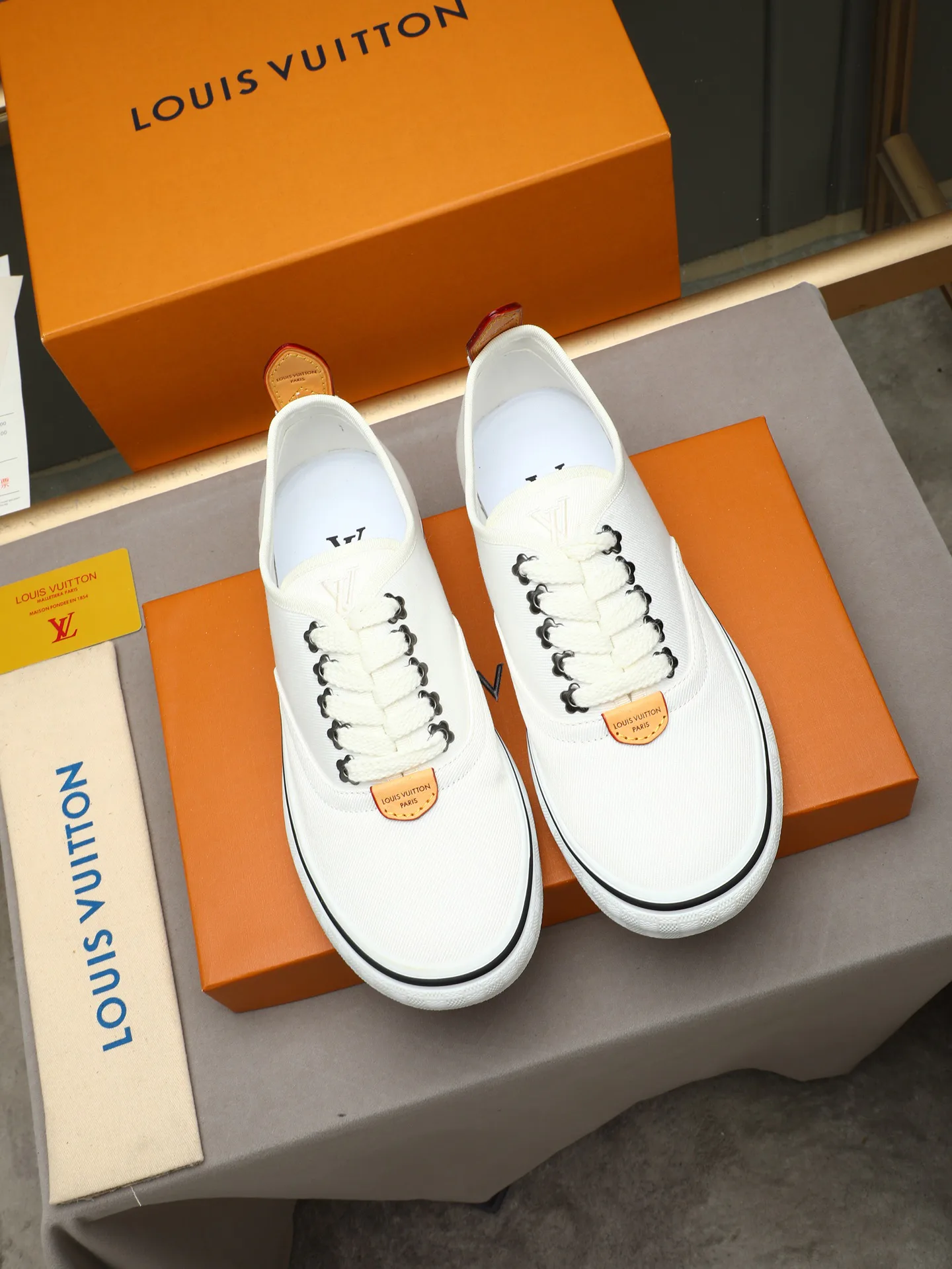 Кроссовки Женские Louis Vuitton 17947253
