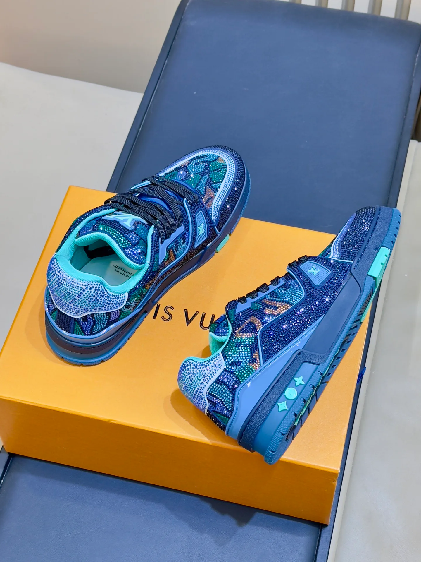 Кроссовки Женские Louis Vuitton 18073556