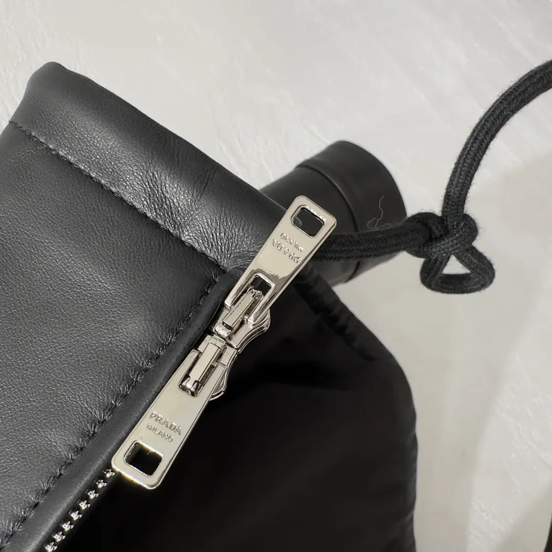 Кожаные Куртки И Дублёнки Женские Prada 1824190