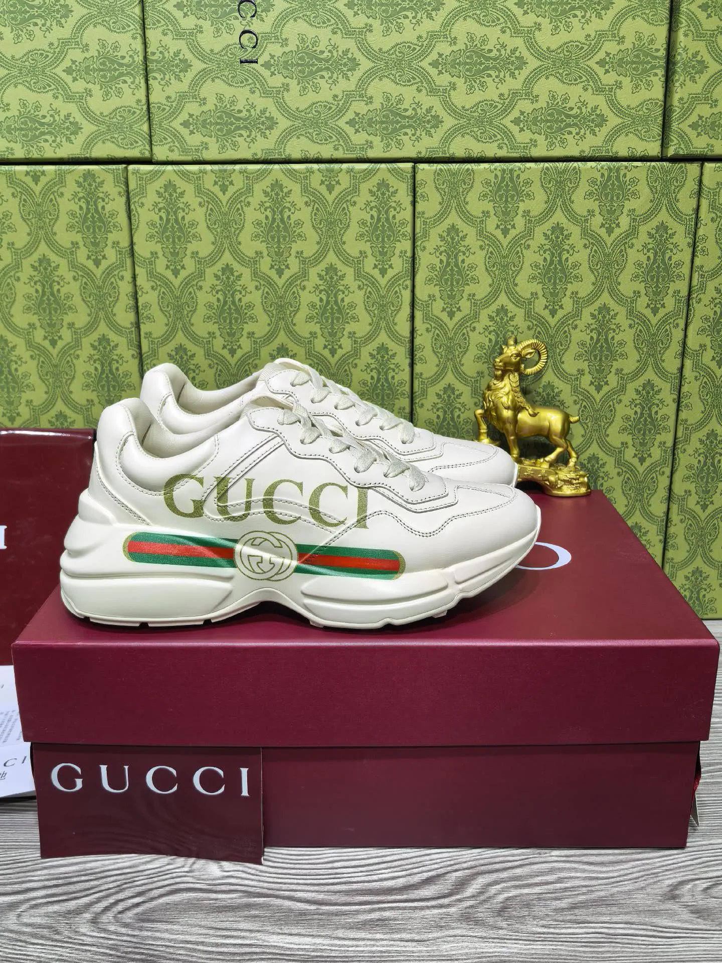 Кроссовки Женские Gucci 18039943