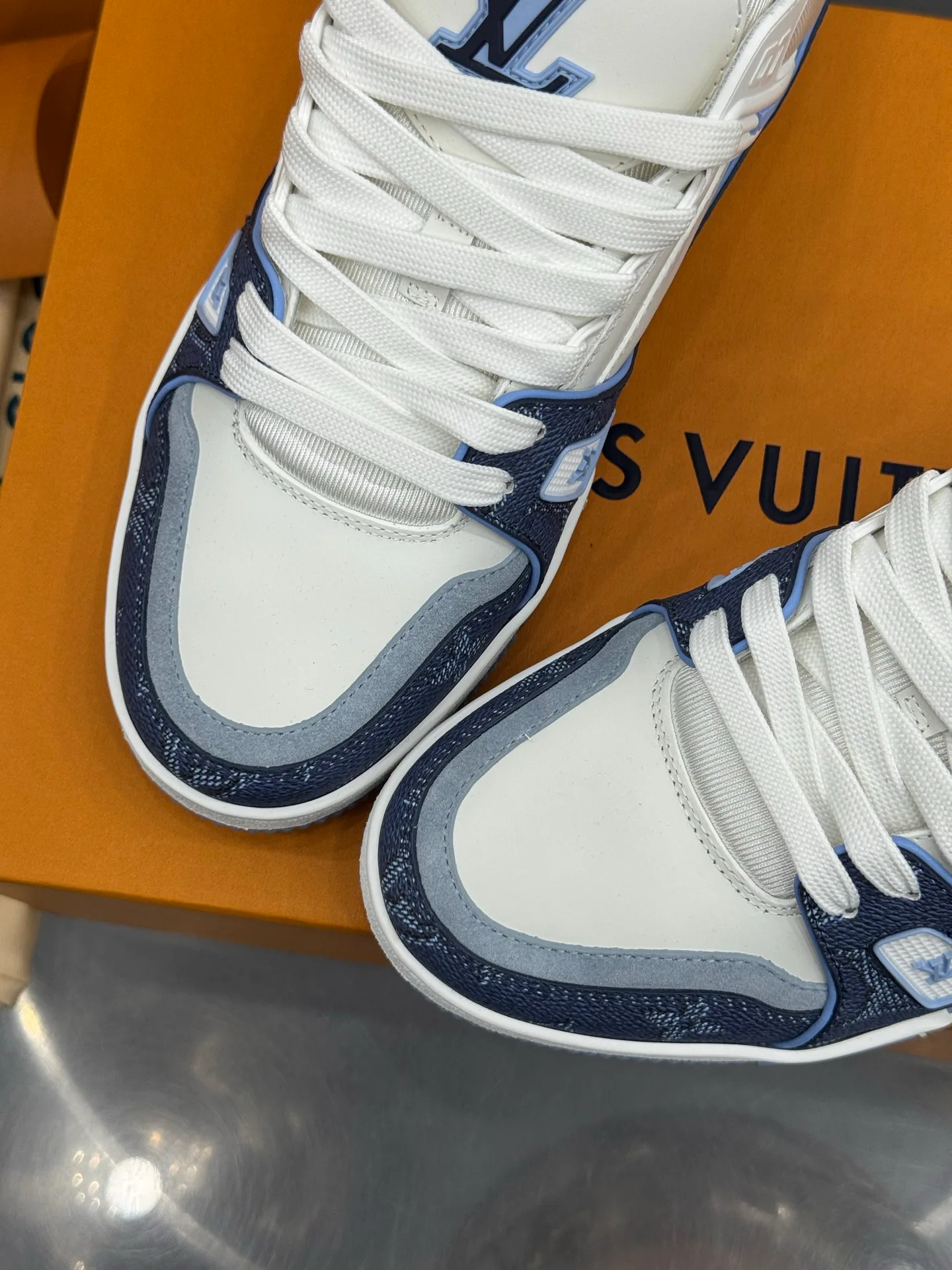 Кроссовки Женские Louis Vuitton 19073332
