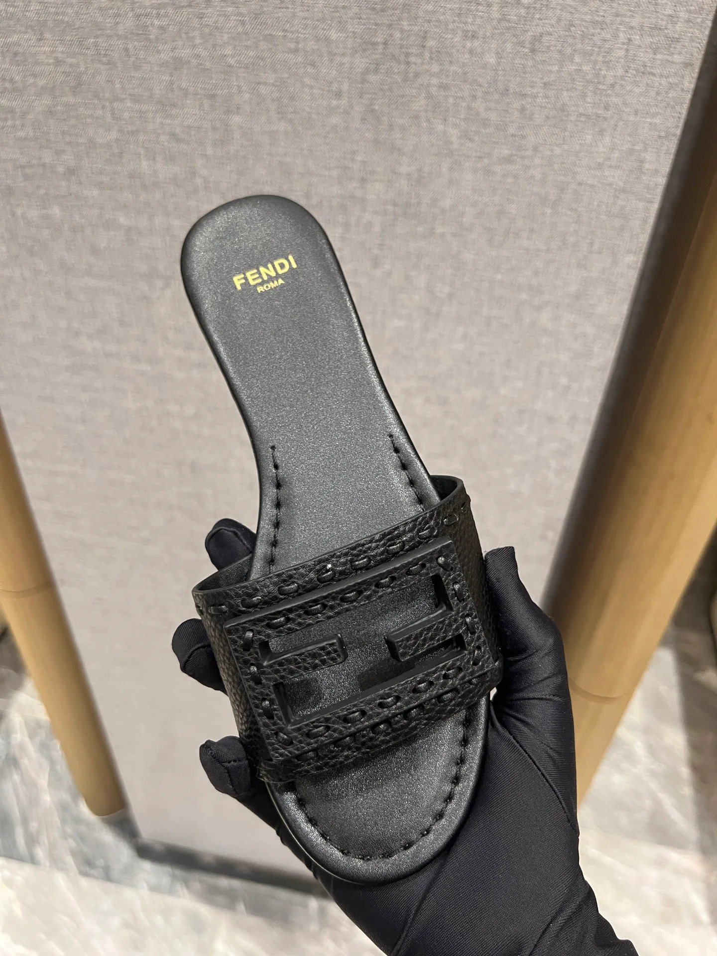 Шлепанцы Женские Fendi 17594293