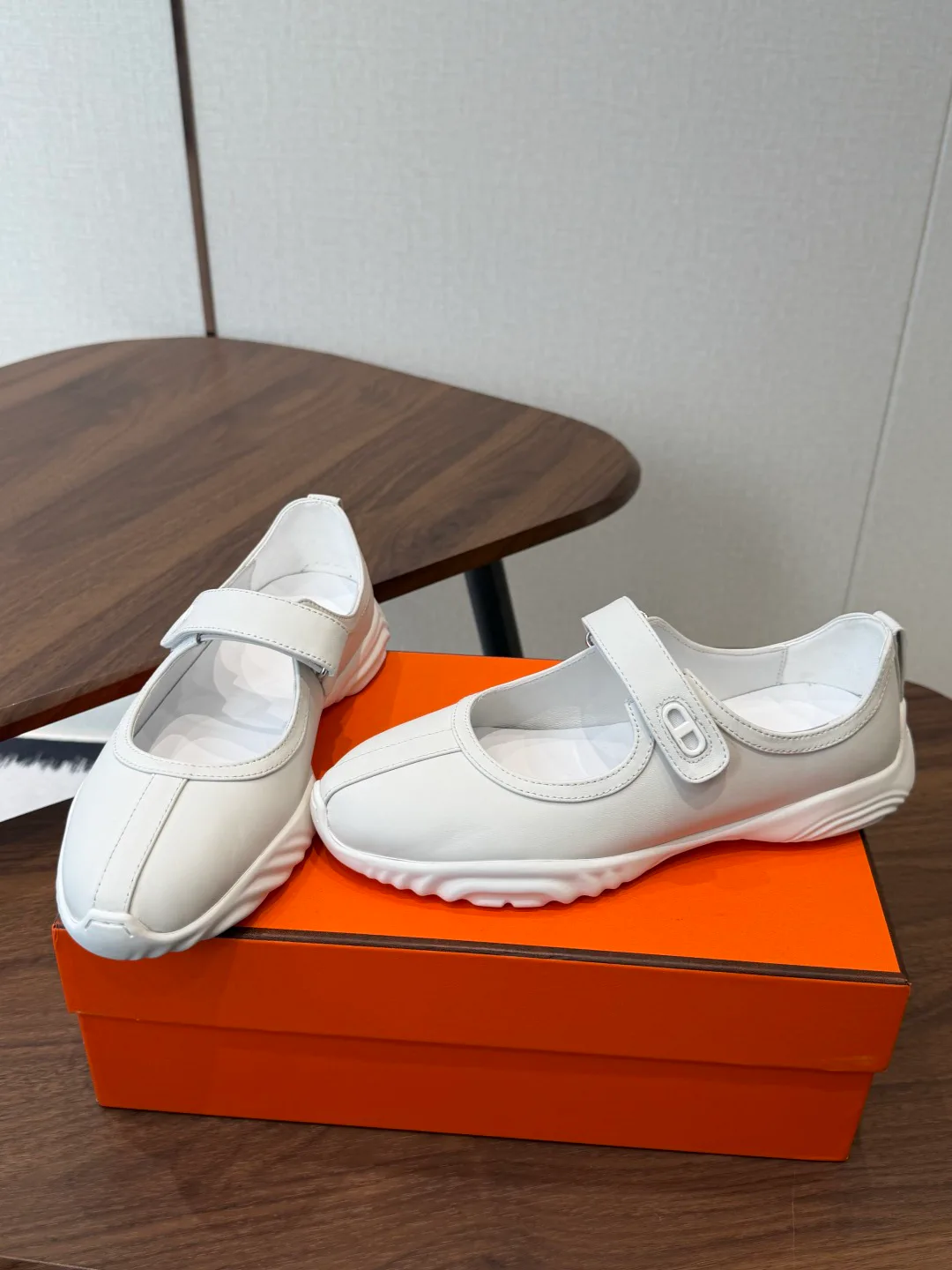 Кроссовки Женские Hermes 18687392