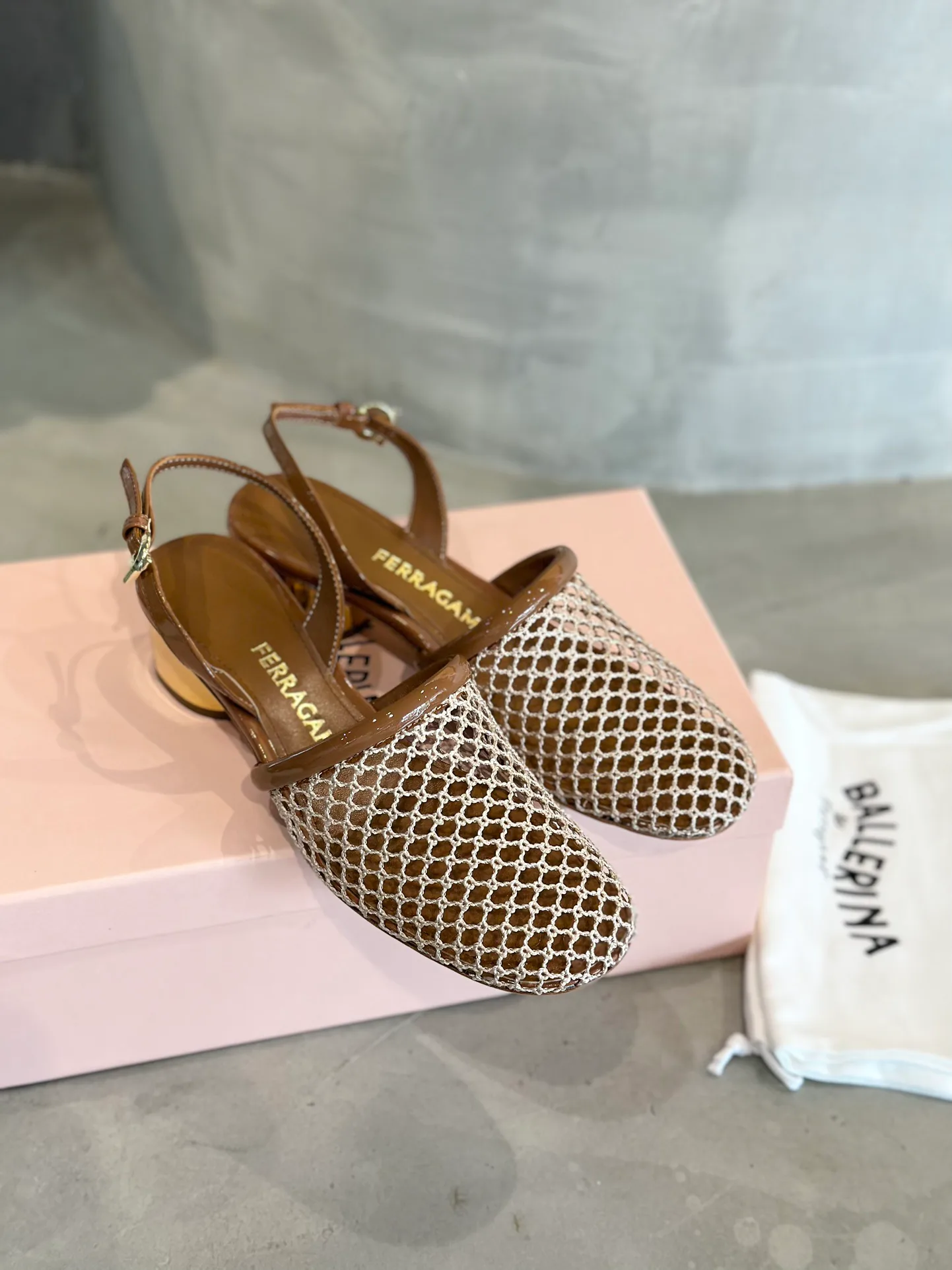 Босоножки Женские Salvatore Ferragamo 17642594