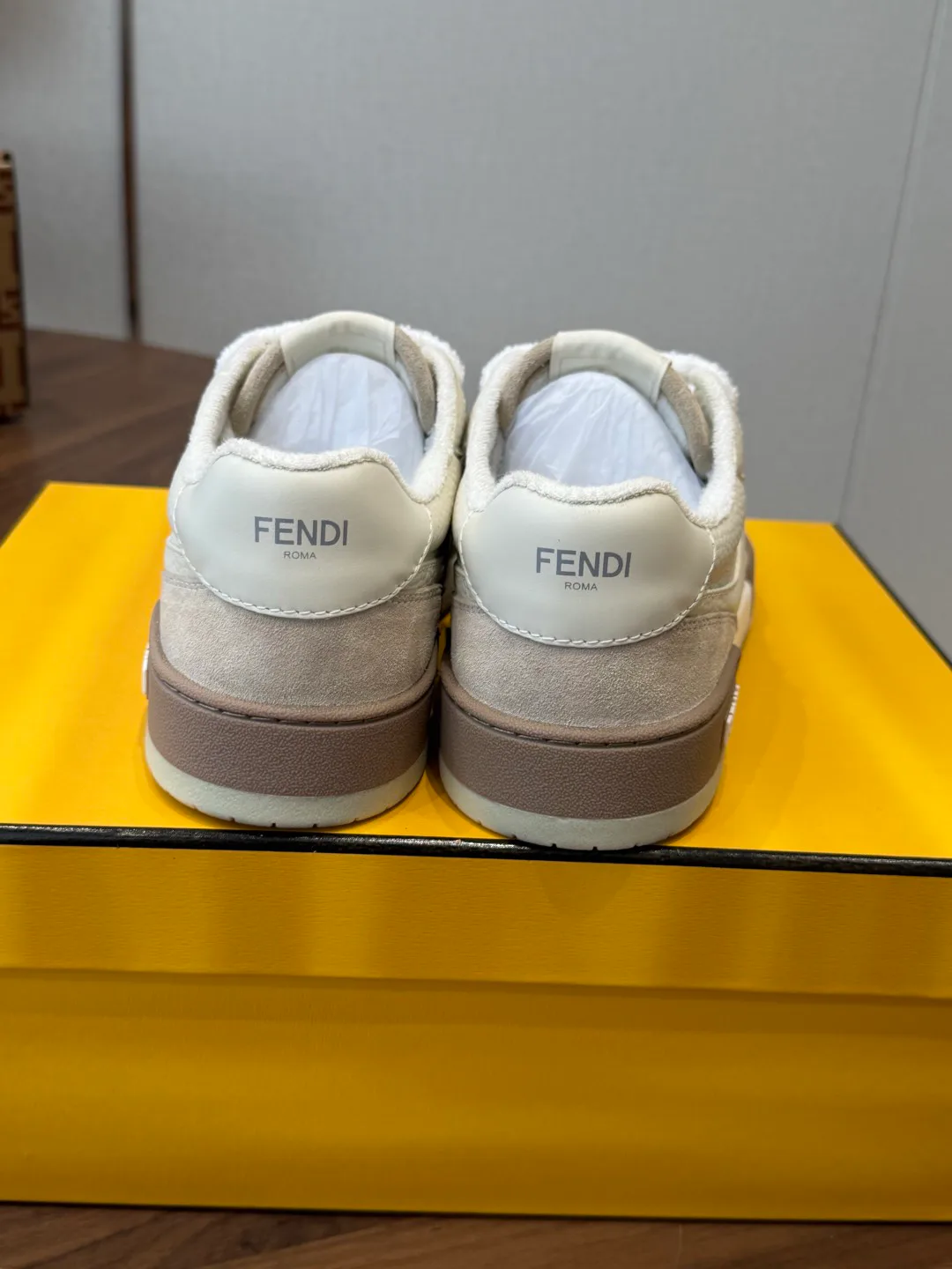 Кроссовки Женские Fendi 17908427