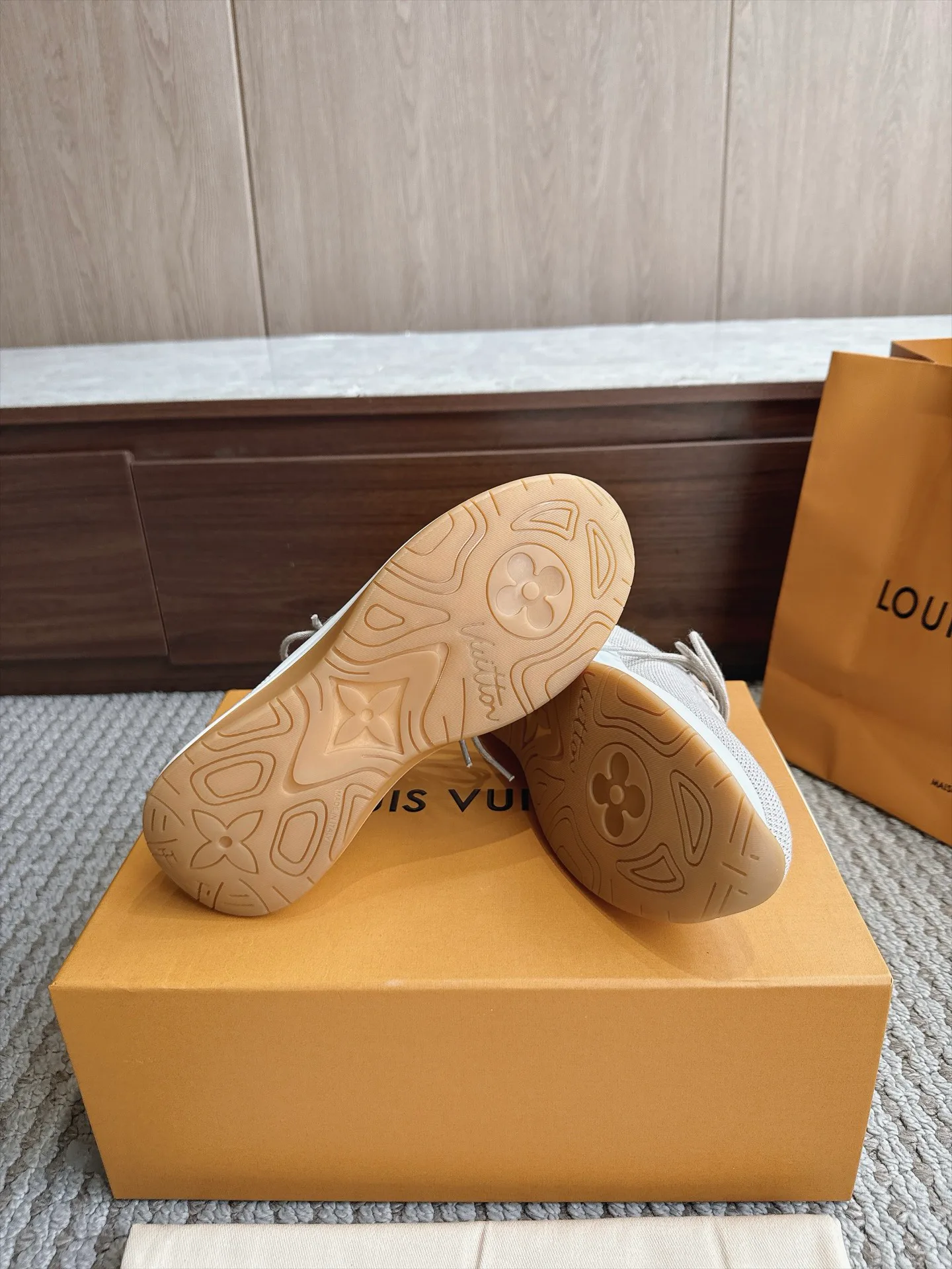 Кроссовки Женские Louis Vuitton 18333242