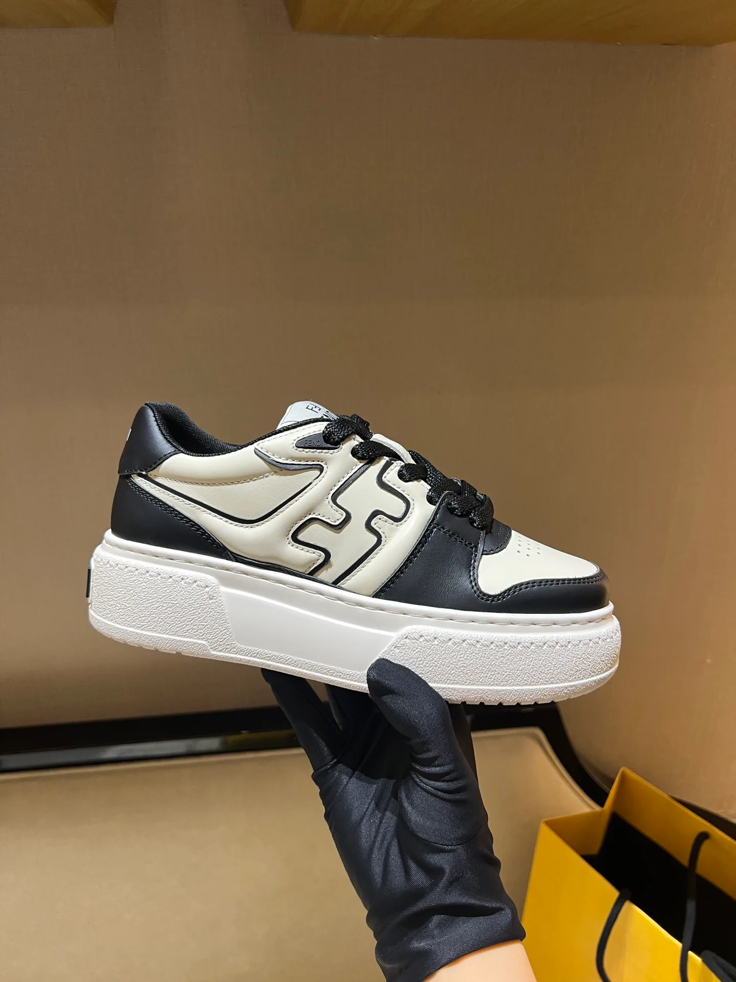 Кроссовки Женские Fendi 11275786