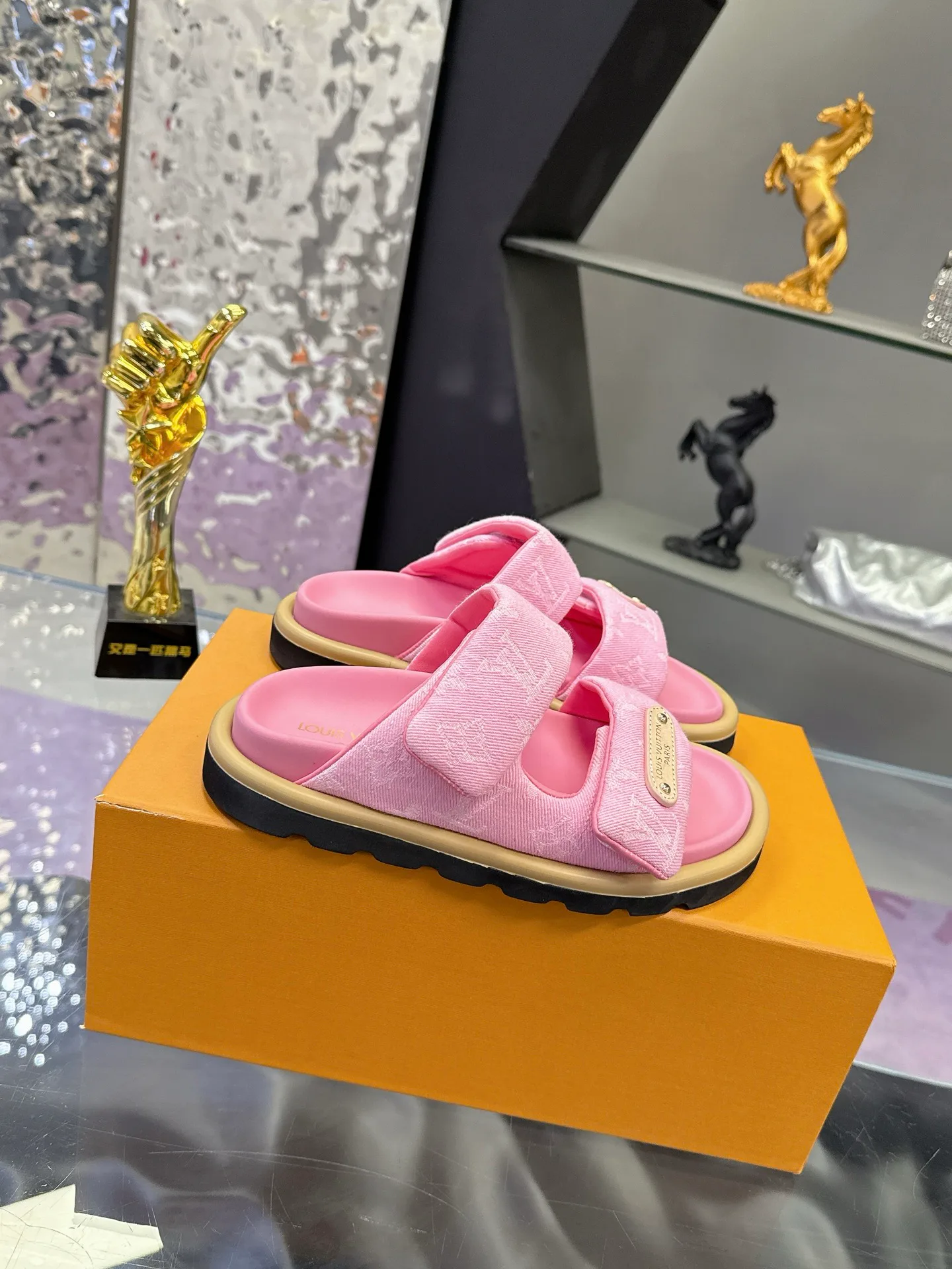 Шлепанцы Женские Louis Vuitton 17530465
