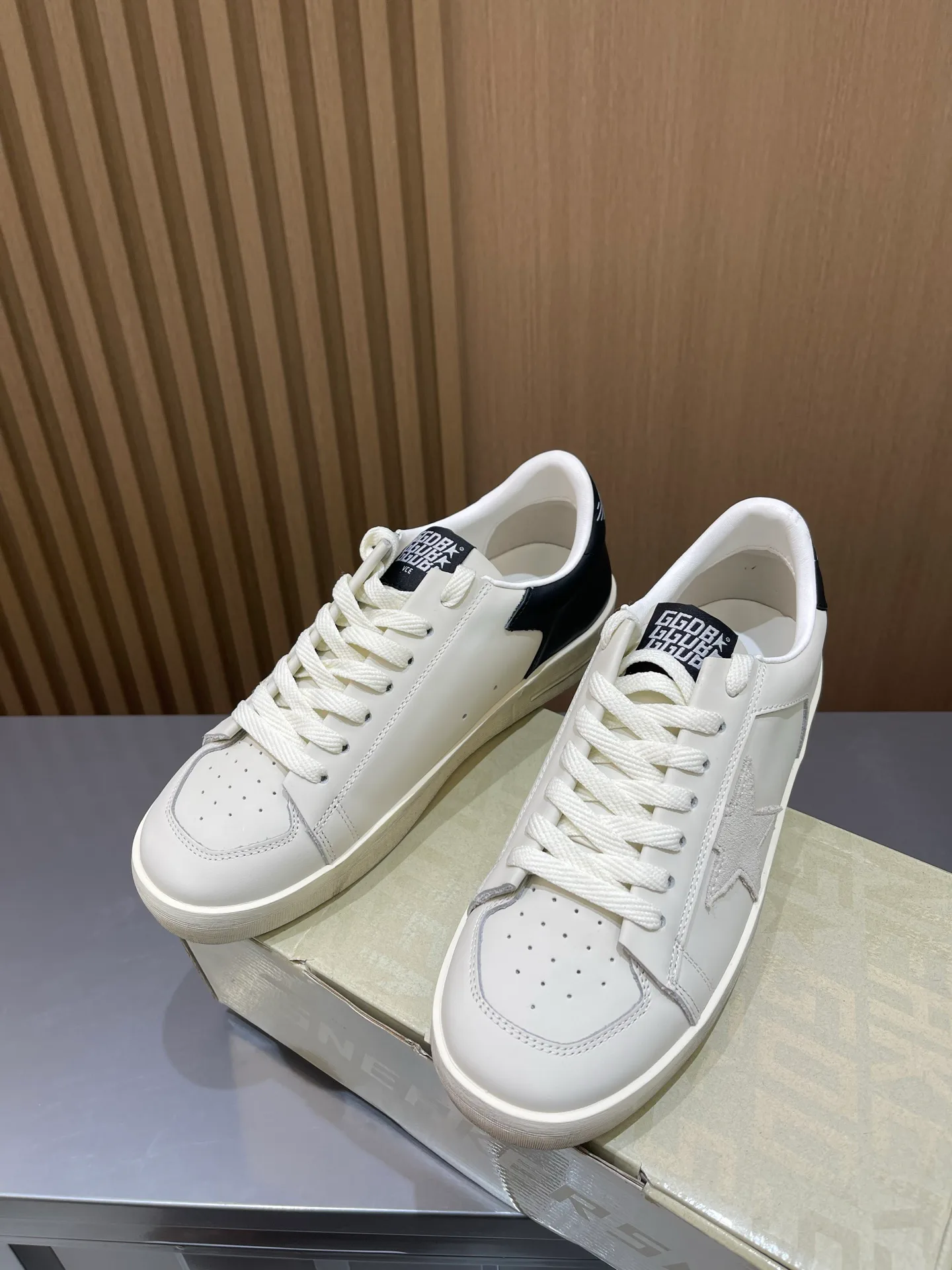 Кроссовки Женские Golden Goose 19466427