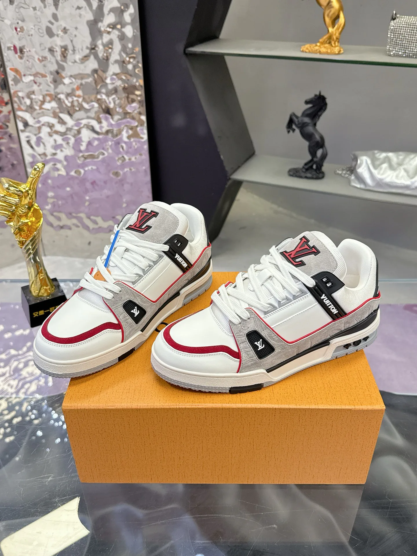 Кроссовки Женские Louis Vuitton 17930925