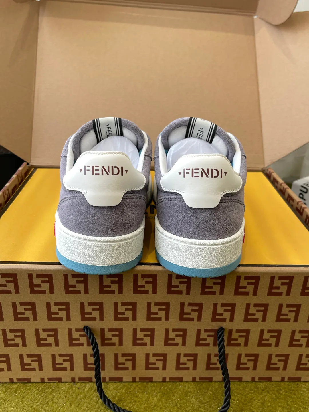 Кроссовки Женские Fendi 18737571