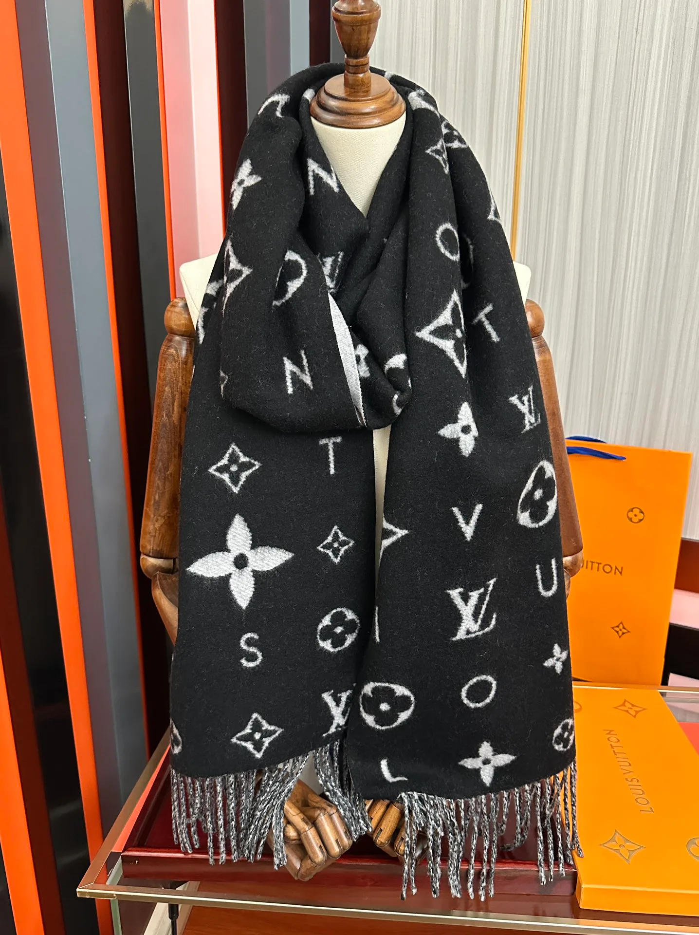 Шарфы Louis Vuitton 318409