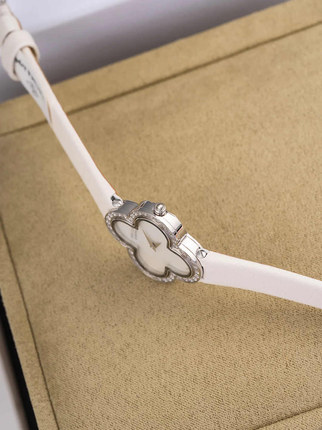 Часы Женские Van Cleef & Arpels 13235835