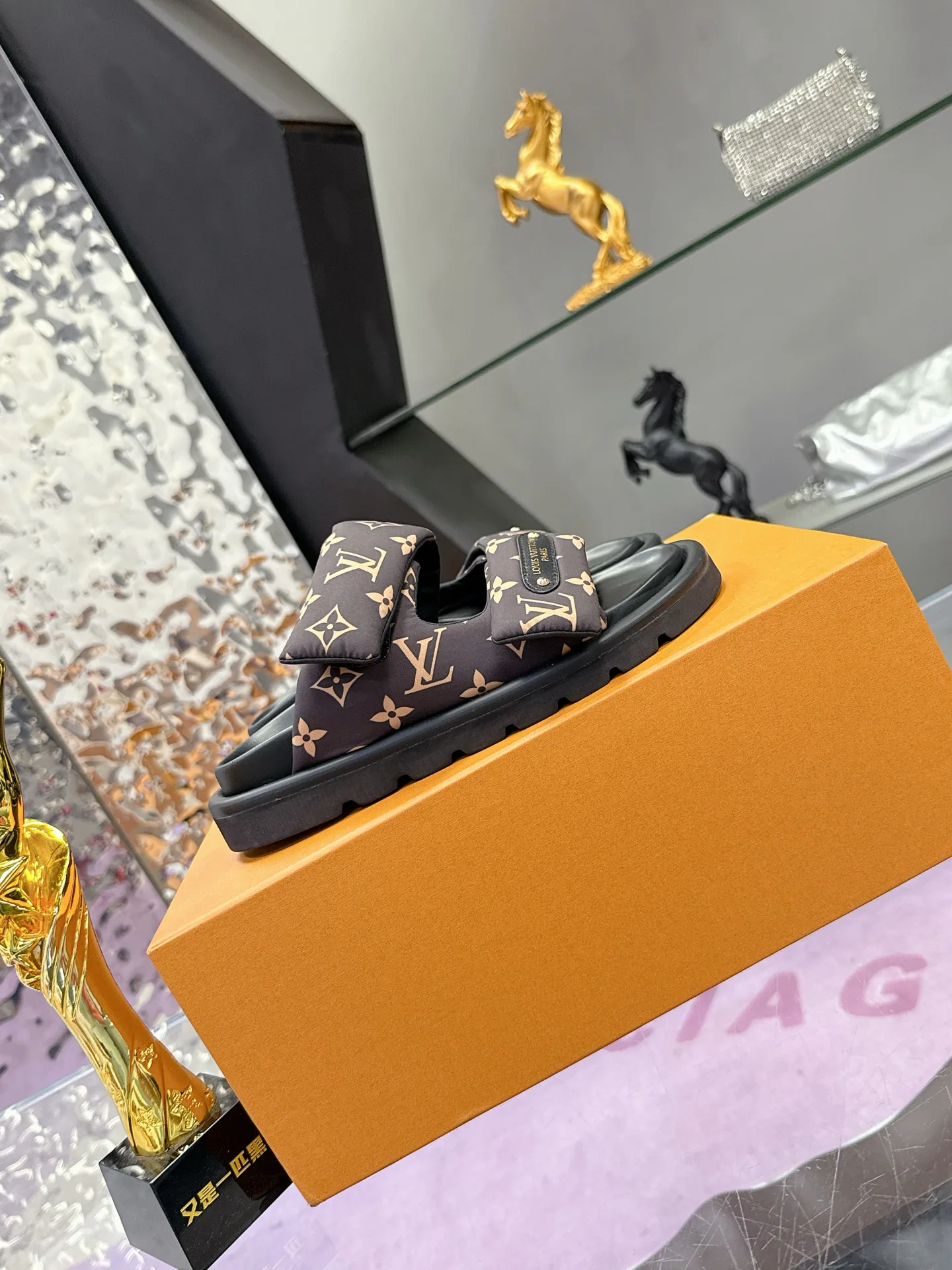 Шлепанцы Женские Louis Vuitton 17530456