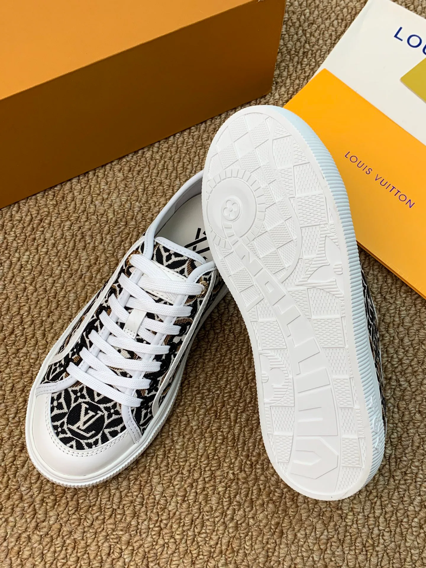 Кроссовки Женские Louis Vuitton 17545201