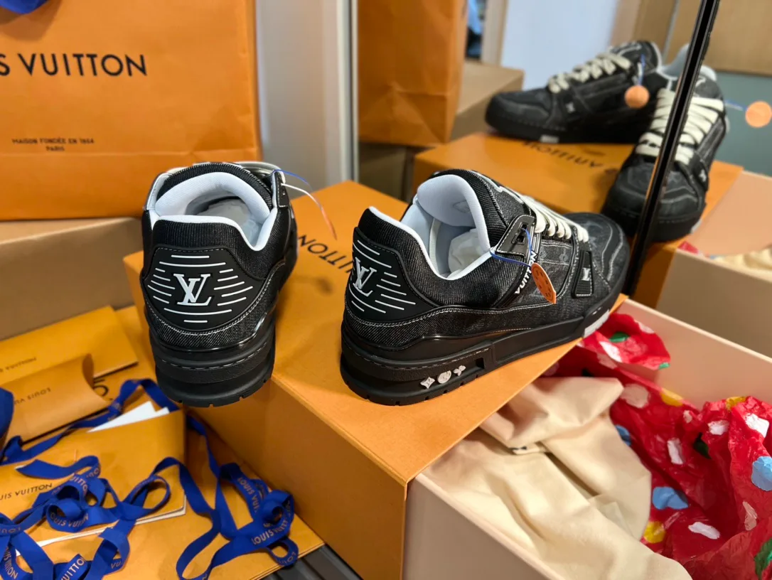 Кроссовки Женские Louis Vuitton 1880931
